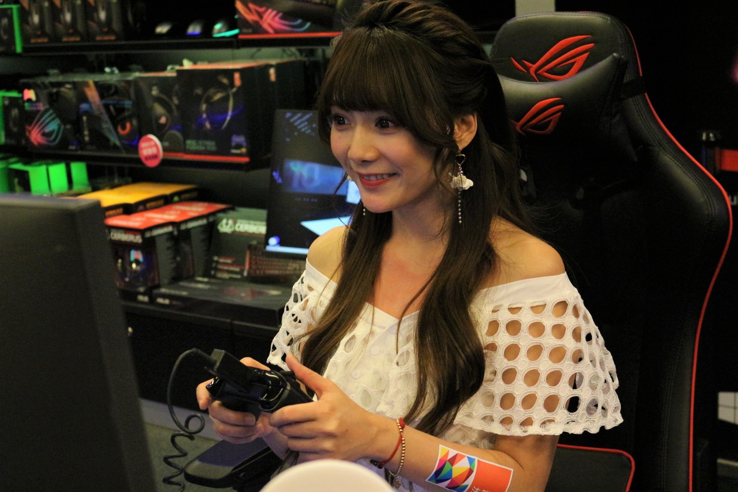 解婕翎試玩電競遊戲。 解婕翎試玩電競遊戲。