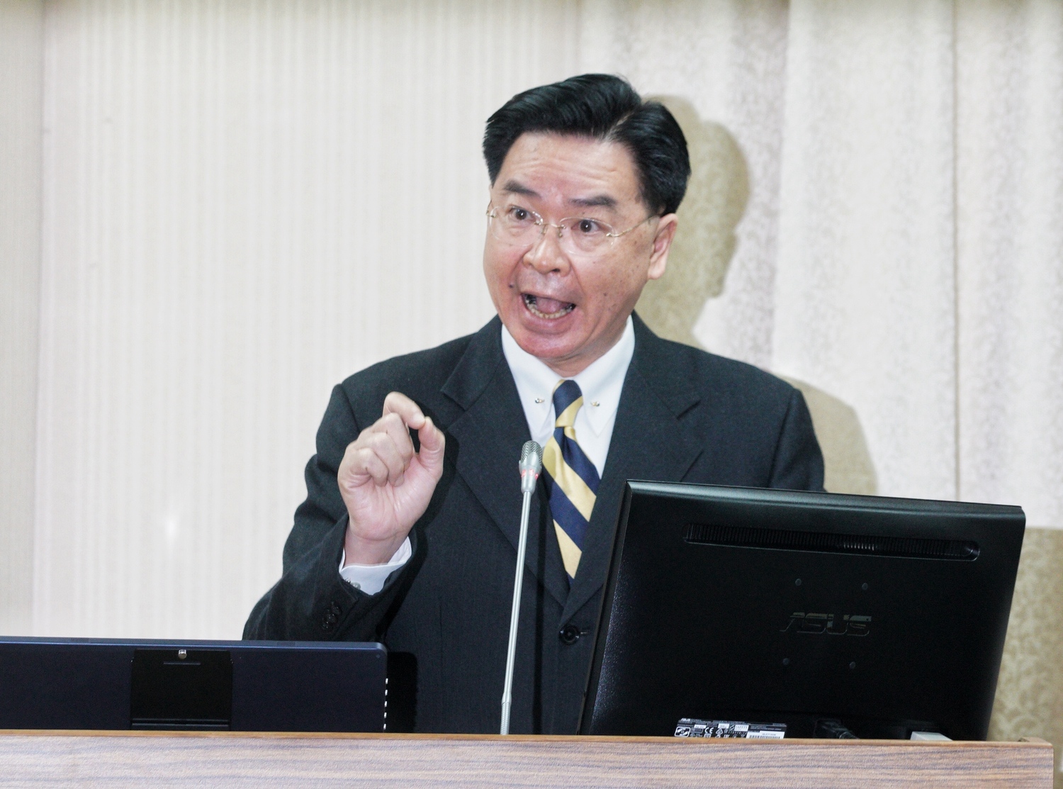 外交部長吳釗燮在立院外交及國防委員會備詢。 圖:張良一/攝 外交部長吳釗燮在立院外交及國防委員會備詢。 圖:張良一/攝