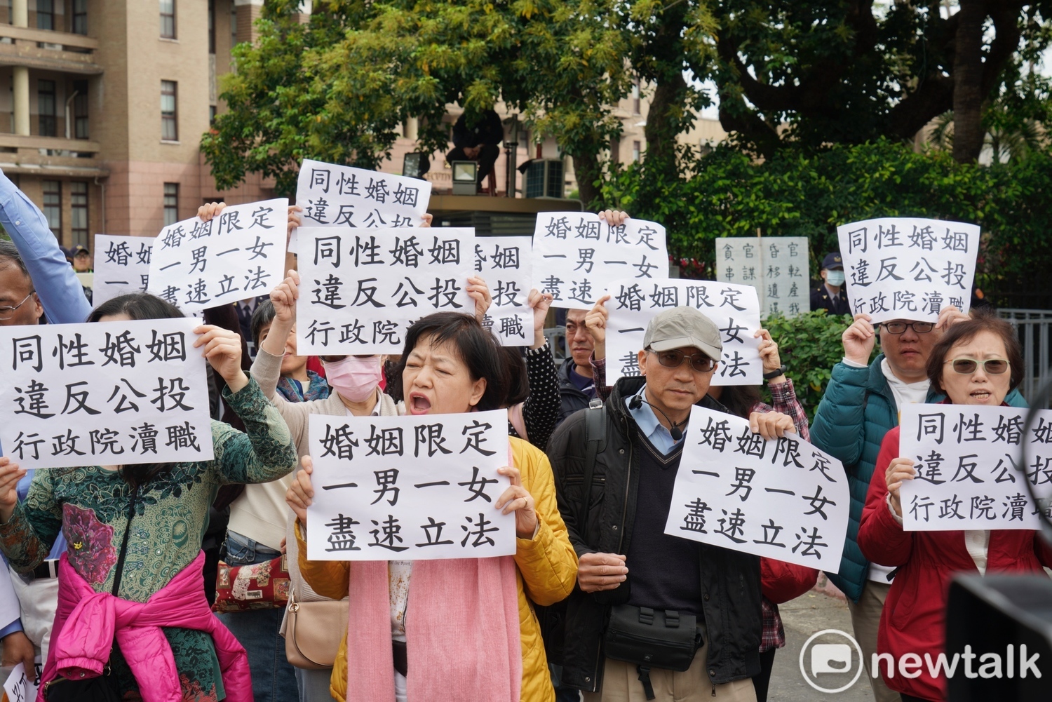 幸福盟抗議同婚修法,指婚姻應限定一男一女。 圖:張良一/攝 幸福盟抗議同婚修法,指婚姻應限定一男一女。 圖:張良一/攝