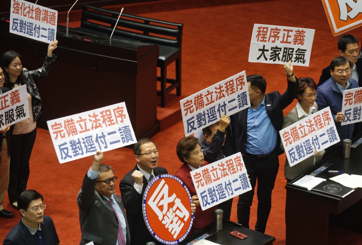 國民黨立委在立法院議場舉牌反對「釋字第748號解釋文施行法」逕付二讀。 圖:張良一/攝 國民黨立委在立法院議場舉牌反對「釋字第748號解釋文施行法」逕付二讀。 圖:張良一/攝
