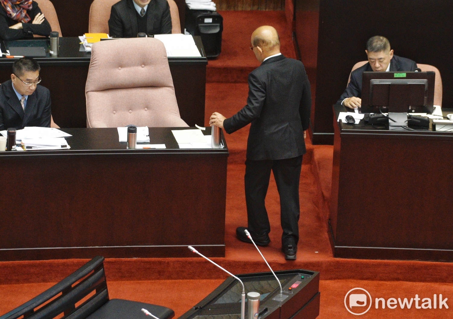 國民黨立委黃昭順在立院總質詢時,對著行政院長拍桌怒罵,由於黃昭順不讓蘇貞昌答詢,蘇貞昌索性走下備詢台回坐。 圖:張良一/攝 國民黨立委黃昭順在立院總質詢時,對著行政院長拍桌怒罵,由於黃昭順不讓蘇貞昌答詢,蘇貞昌索性走下備詢台回坐。 圖:張良一/攝