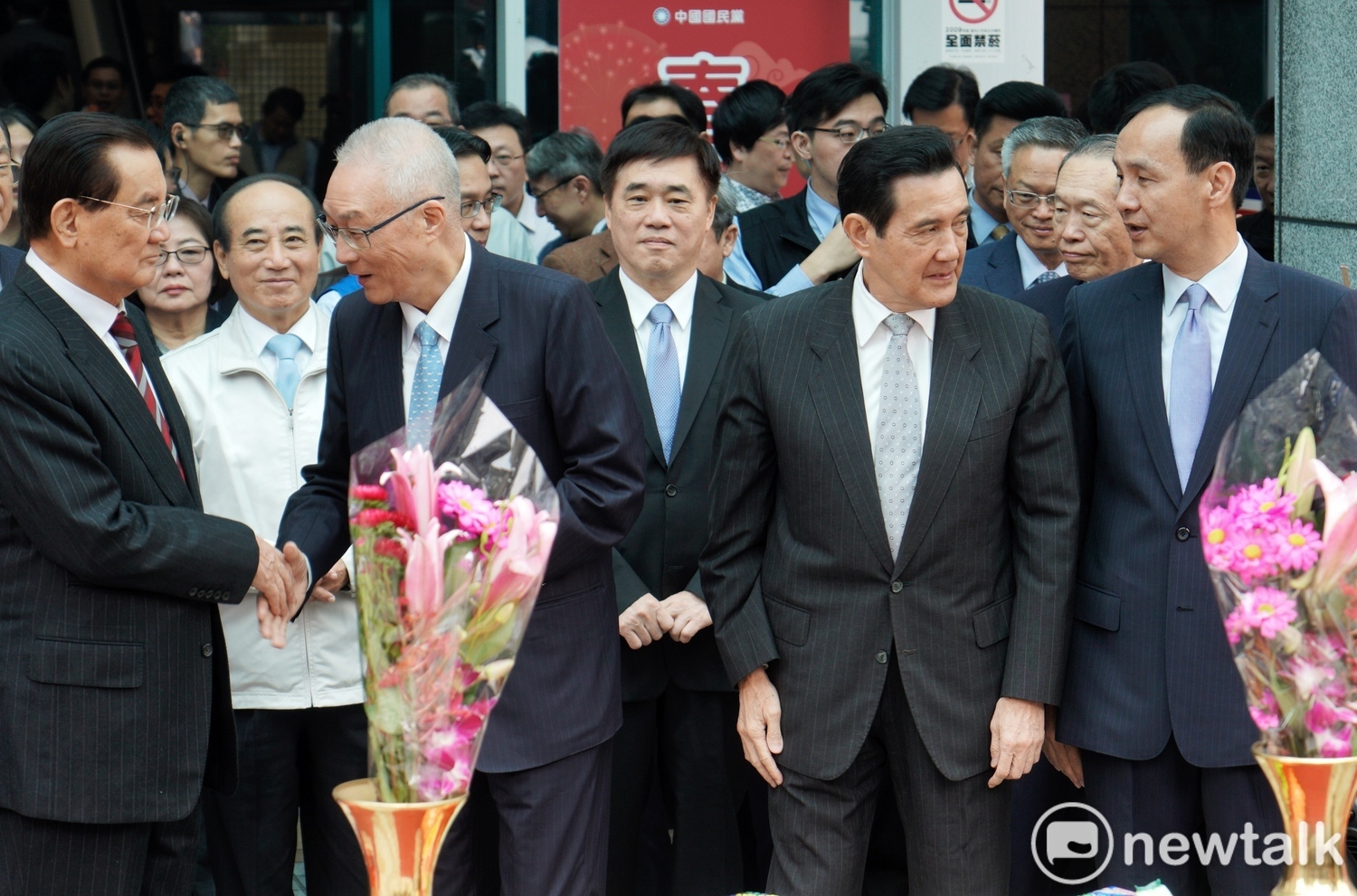 國民黨主席吳敦義、前總統馬英九、前新北市長朱立倫和前立法院長王金平共同出席國民黨中央舉行的「恭祝福德正神聖誕千秋」祭典。 圖:張良一/攝 國民黨主席吳敦義、前總統馬英九、前新北市長朱立倫和前立法院長王金平共同出席國民黨中央舉行的「恭祝福德正神聖誕千秋」祭典。 圖:張良一/攝
