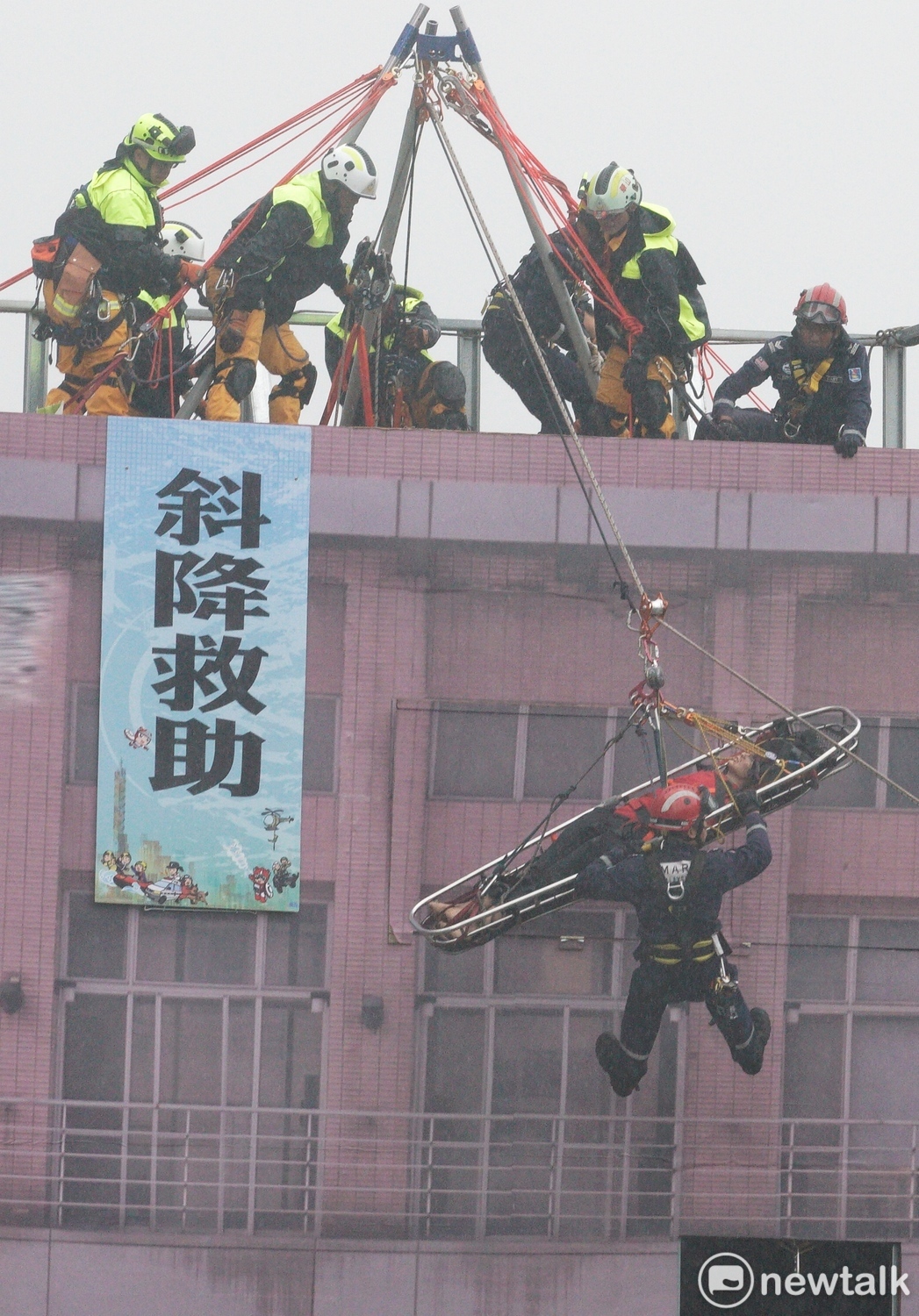 台北市政府108年全民防衛動員暨災害防救實兵演習(民安5號),模擬震災大樓斜降救助。 圖:張良一 / 攝 台北市政府108年全民防衛動員暨災害防救實兵演習(民安5號),模擬震災大樓斜降救助。 圖:張良一 / 攝