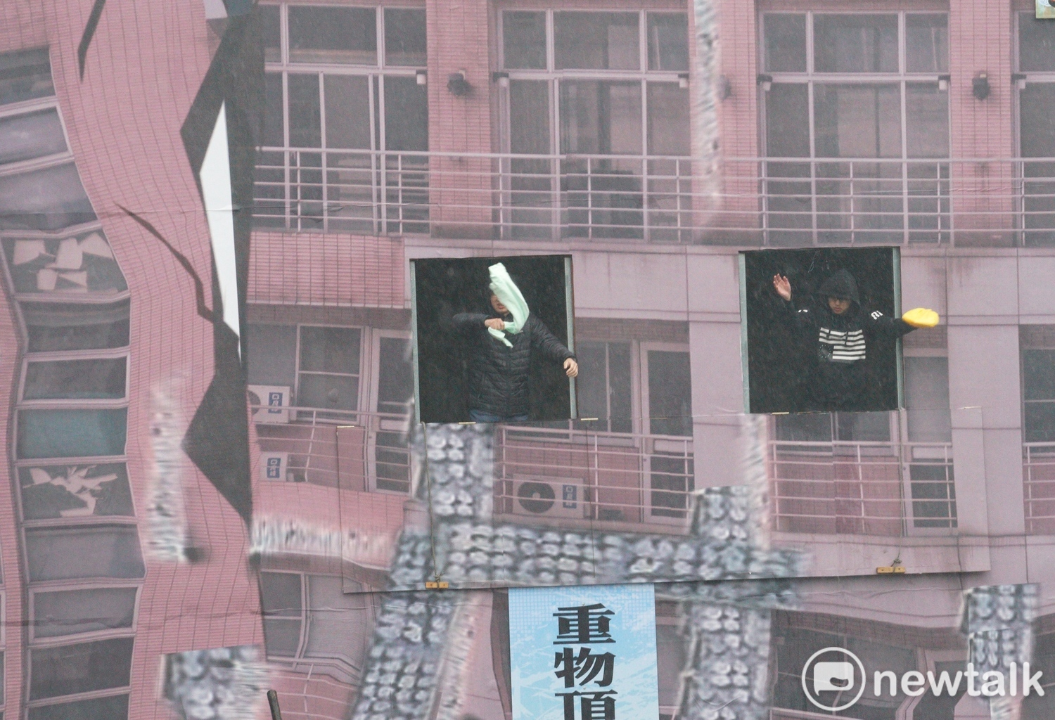台北市政府108年全民防衛動員暨災害防救實兵演習(民安5號),模擬震災時民眾受困於傾斜樓層內的狀況。 圖:張良一 / 攝 台北市政府108年全民防衛動員暨災害防救實兵演習(民安5號),模擬震災時民眾受困於傾斜樓層內的狀況。 圖:張良一 / 攝