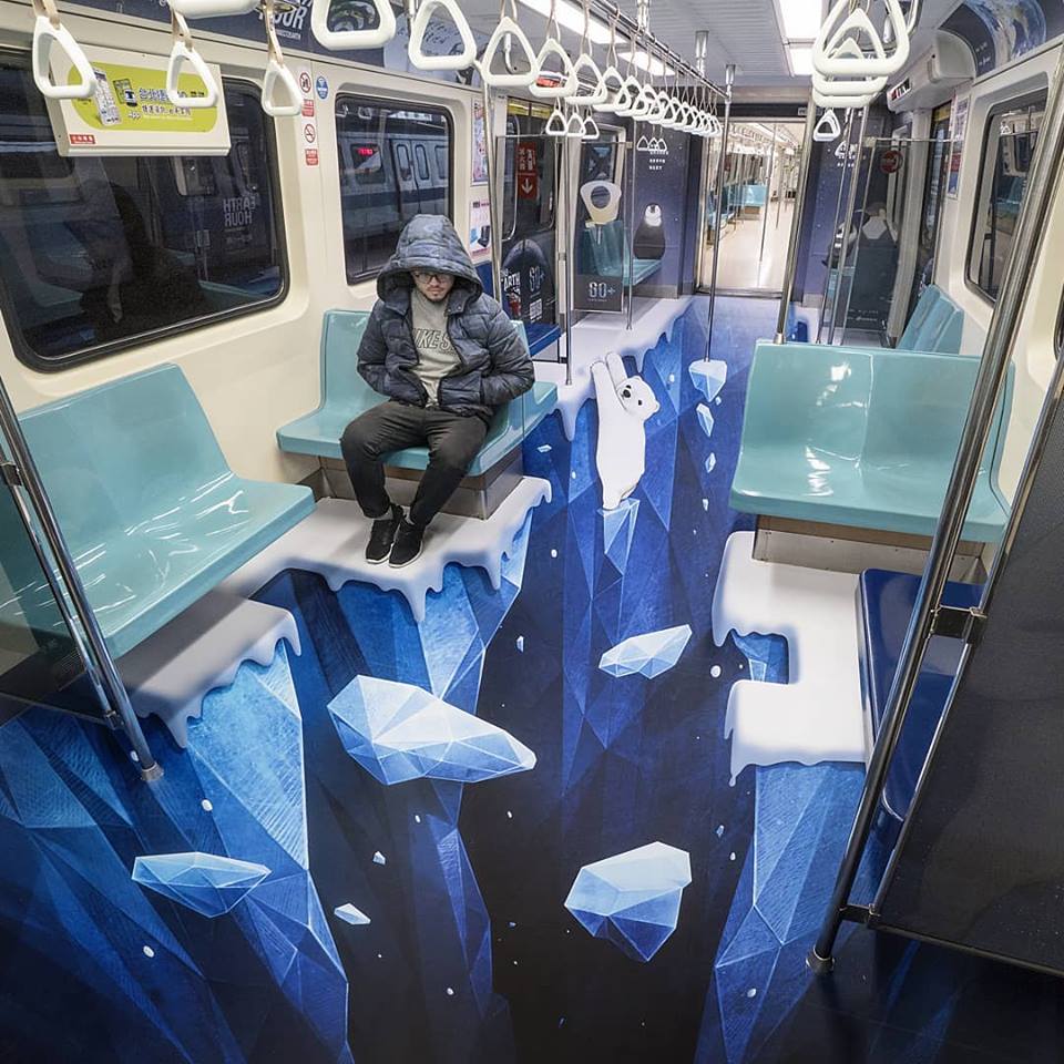 只要搭乘淡水信義線,就有機會在第二節車廂看到北極熊與極地動物們。 圖:Ash Design/壹肆設計/提供 只要搭乘淡水信義線,就有機會在第二節車廂看到北極熊與極地動物們。 圖:Ash Design/壹肆設計/提供