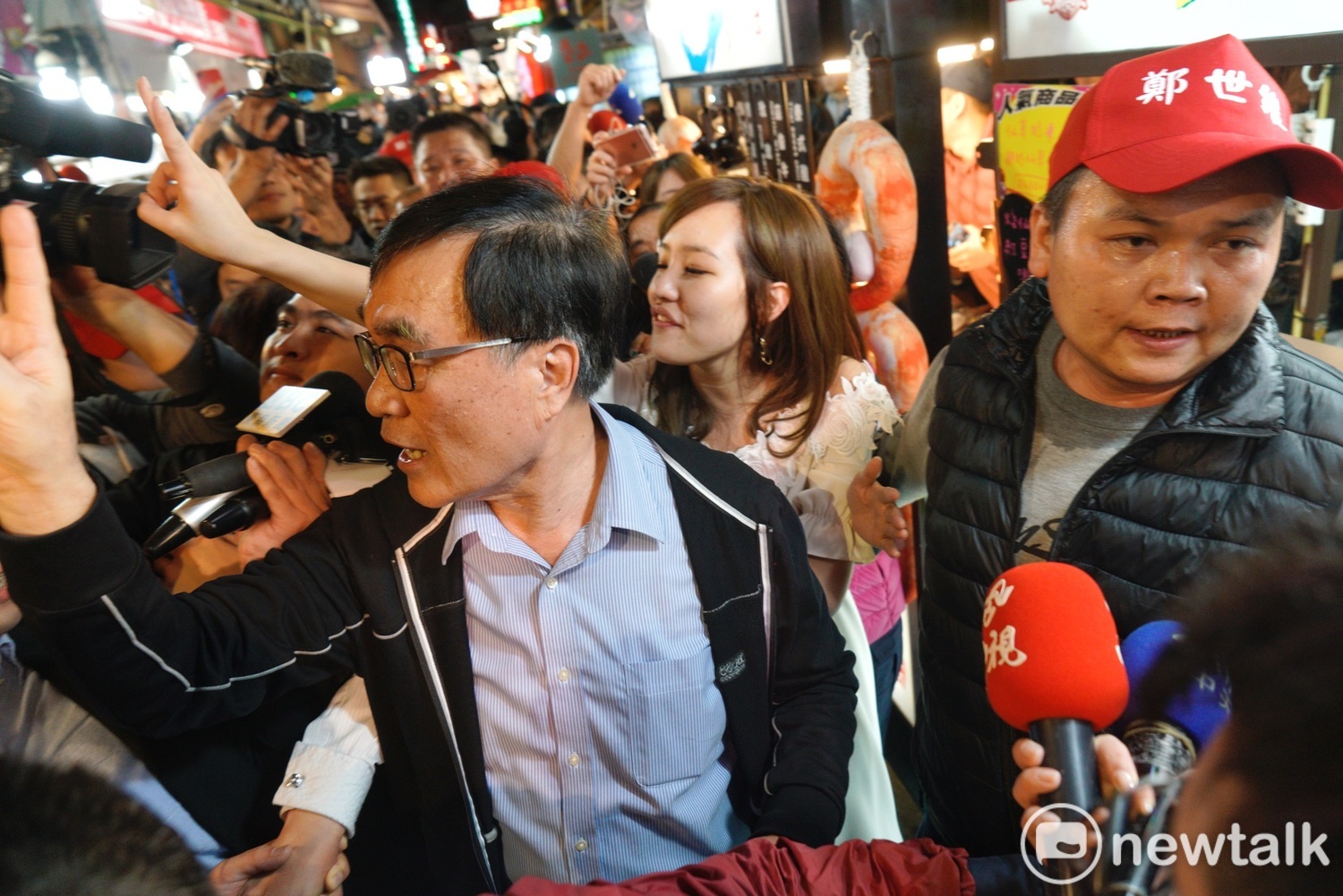 韓國瑜女兒韓冰在三重三和夜市為國民黨立委候選人鄭世維幫忙拉票,熱情回應民眾。 圖:張良一/攝 韓國瑜女兒韓冰在三重三和夜市為國民黨立委候選人鄭世維幫忙拉票,熱情回應民眾。 圖:張良一/攝