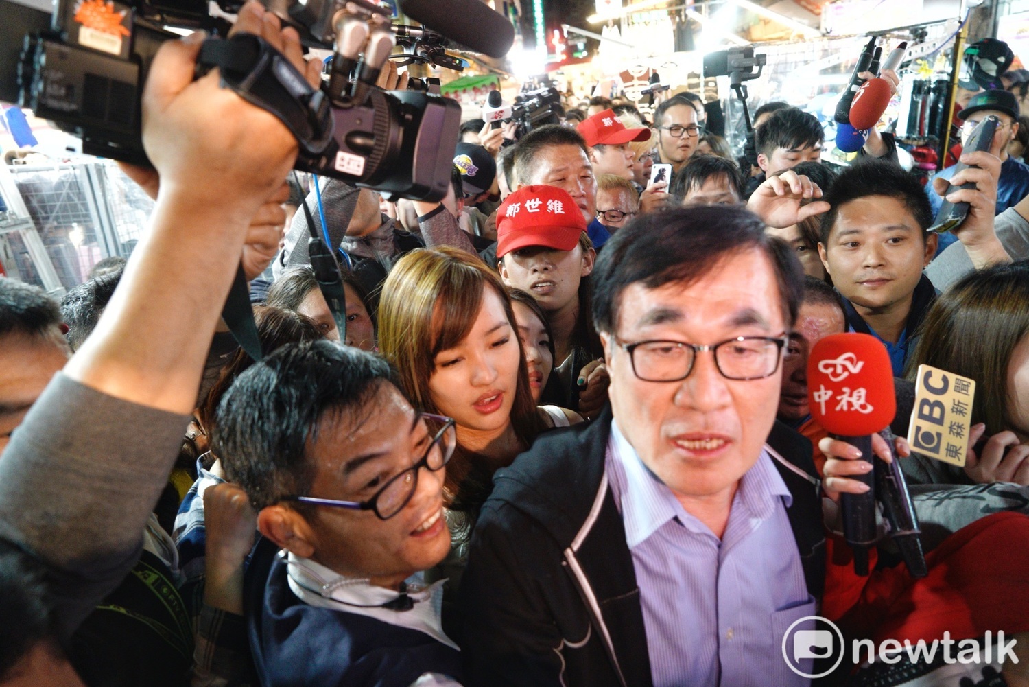 韓國瑜女兒韓冰在三重三和夜市為國民黨立委候選人鄭世維幫忙拉票,人潮擁擠,幾乎走不動。 圖:張良一/攝 韓國瑜女兒韓冰在三重三和夜市為國民黨立委候選人鄭世維幫忙拉票,人潮擁擠,幾乎走不動。 圖:張良一/攝