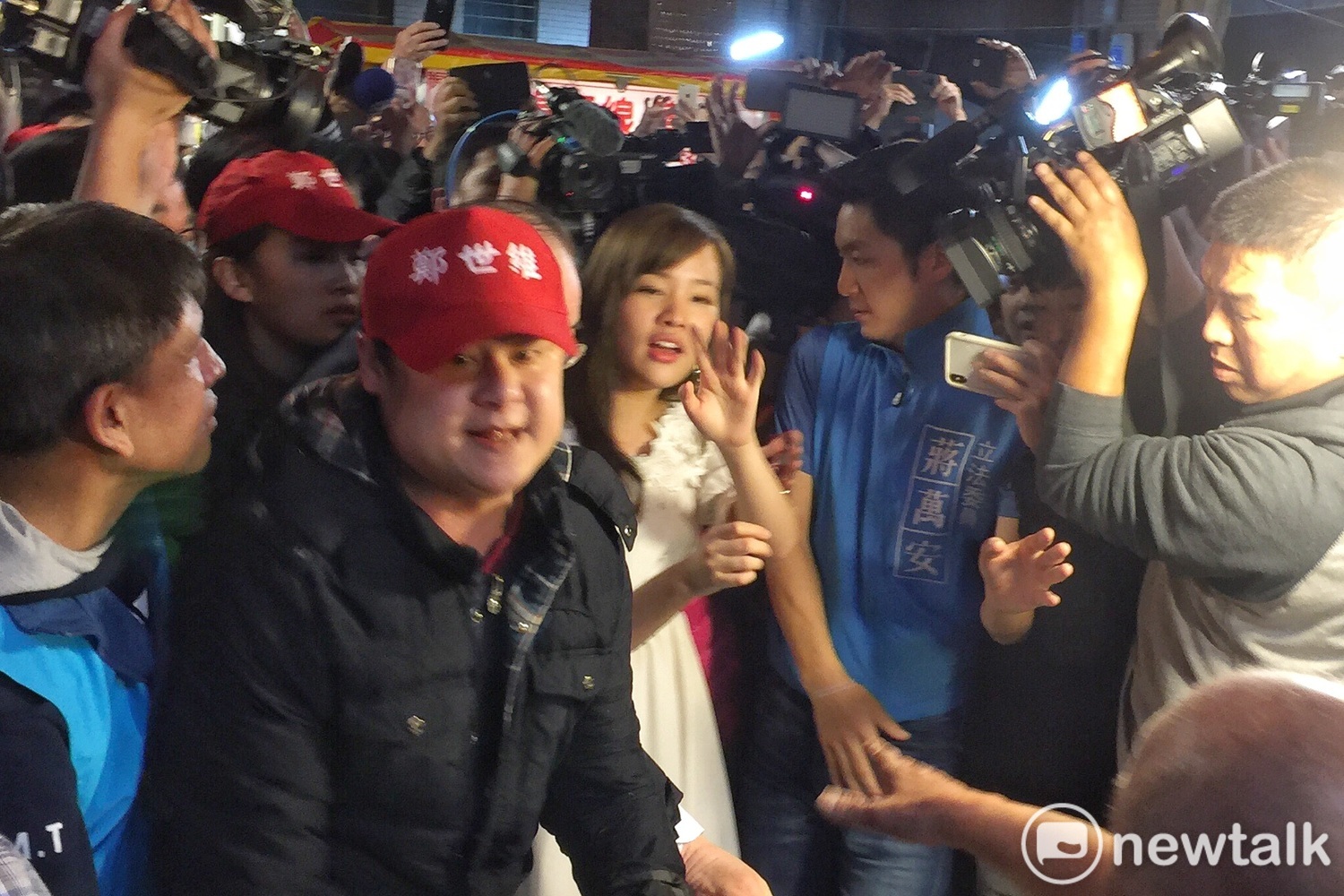 韓國瑜女兒韓冰在三重三和夜市為國民黨立委候選人鄭世維幫忙拉票,立委蔣萬安也受邀參加活動。 圖:張良一/攝 韓國瑜女兒韓冰在三重三和夜市為國民黨立委候選人鄭世維幫忙拉票,立委蔣萬安也受邀參加活動。 圖:張良一/攝