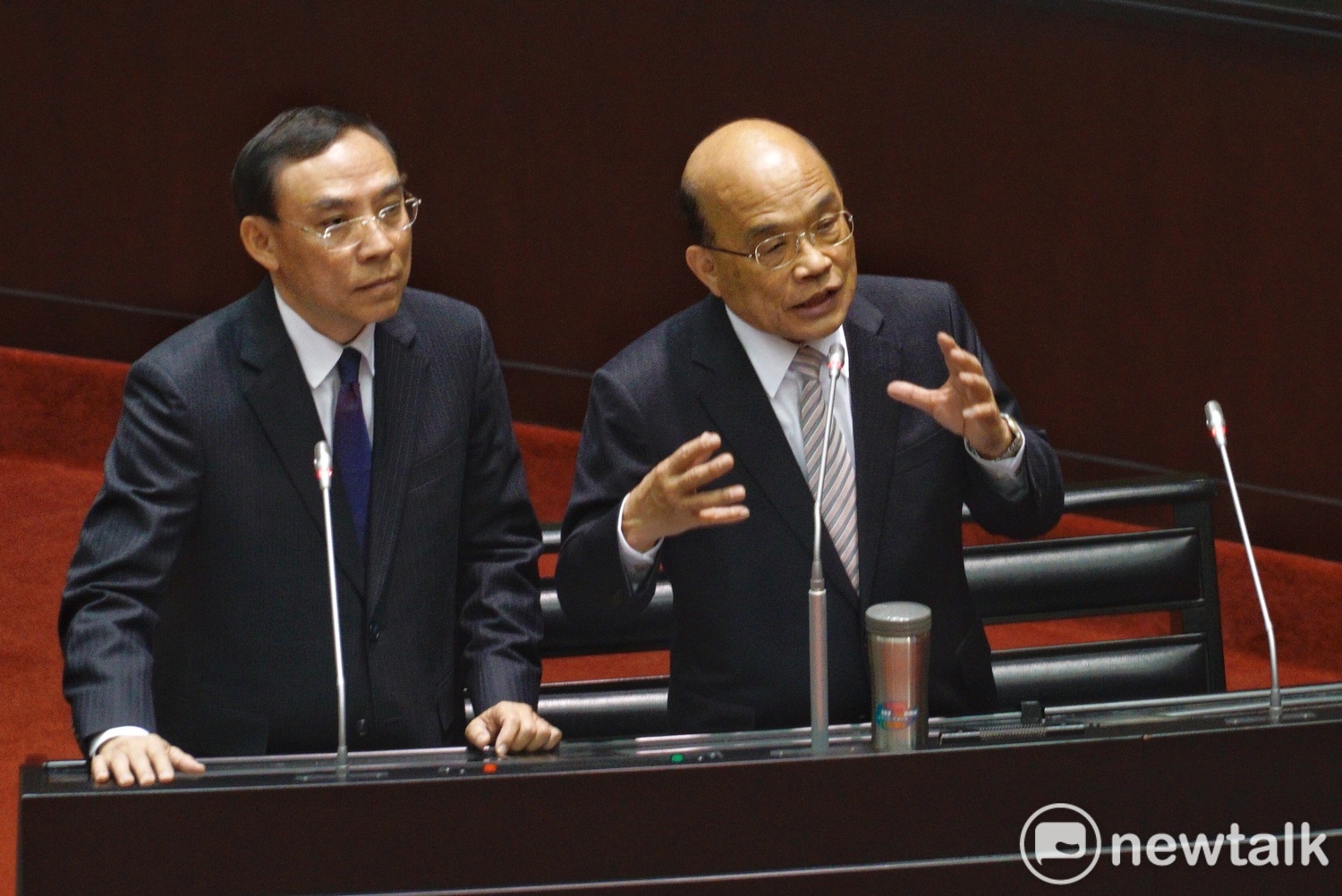 行政院長蘇貞昌(右)與法務部長(左)15日在立法院院會備詢。 圖:張良一/攝 行政院長蘇貞昌(右)與法務部長(左)15日在立法院院會備詢。 圖:張良一/攝