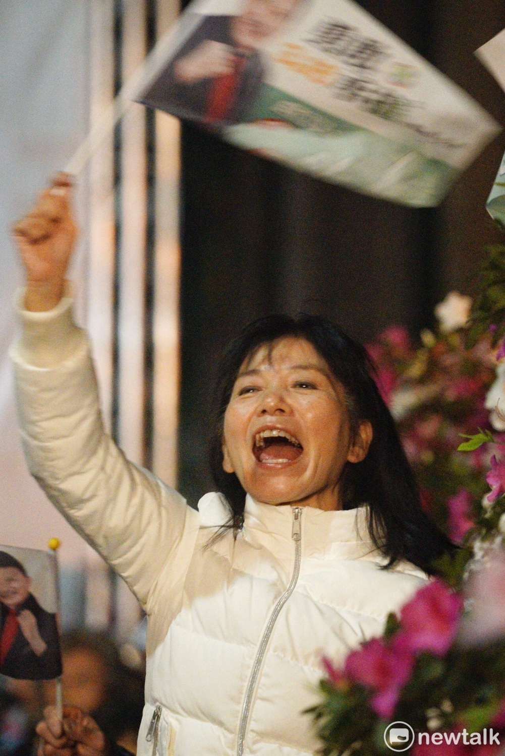 三重區立委補選,余天「選前之夜」現場,支持者搖旗加油。 圖:張良一/攝 三重區立委補選,余天「選前之夜」現場,支持者搖旗加油。 圖:張良一/攝