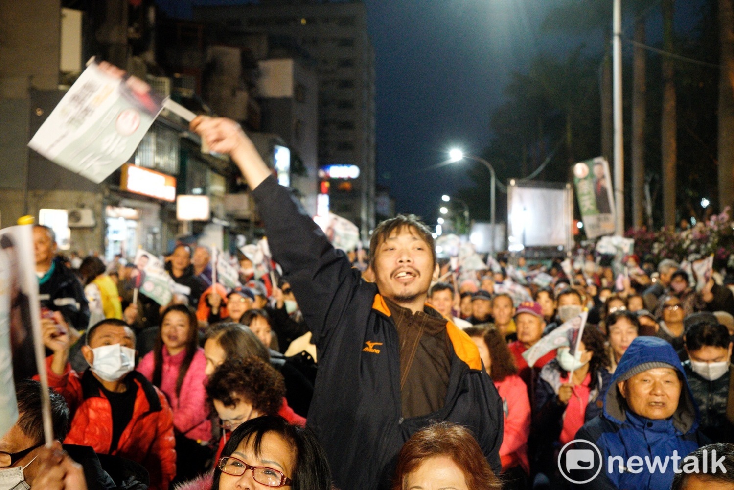 三重區立委補選,余天「選前之夜」現場,支持者情緒高漲。 圖:張良一/攝 三重區立委補選,余天「選前之夜」現場,支持者情緒高漲。 圖:張良一/攝