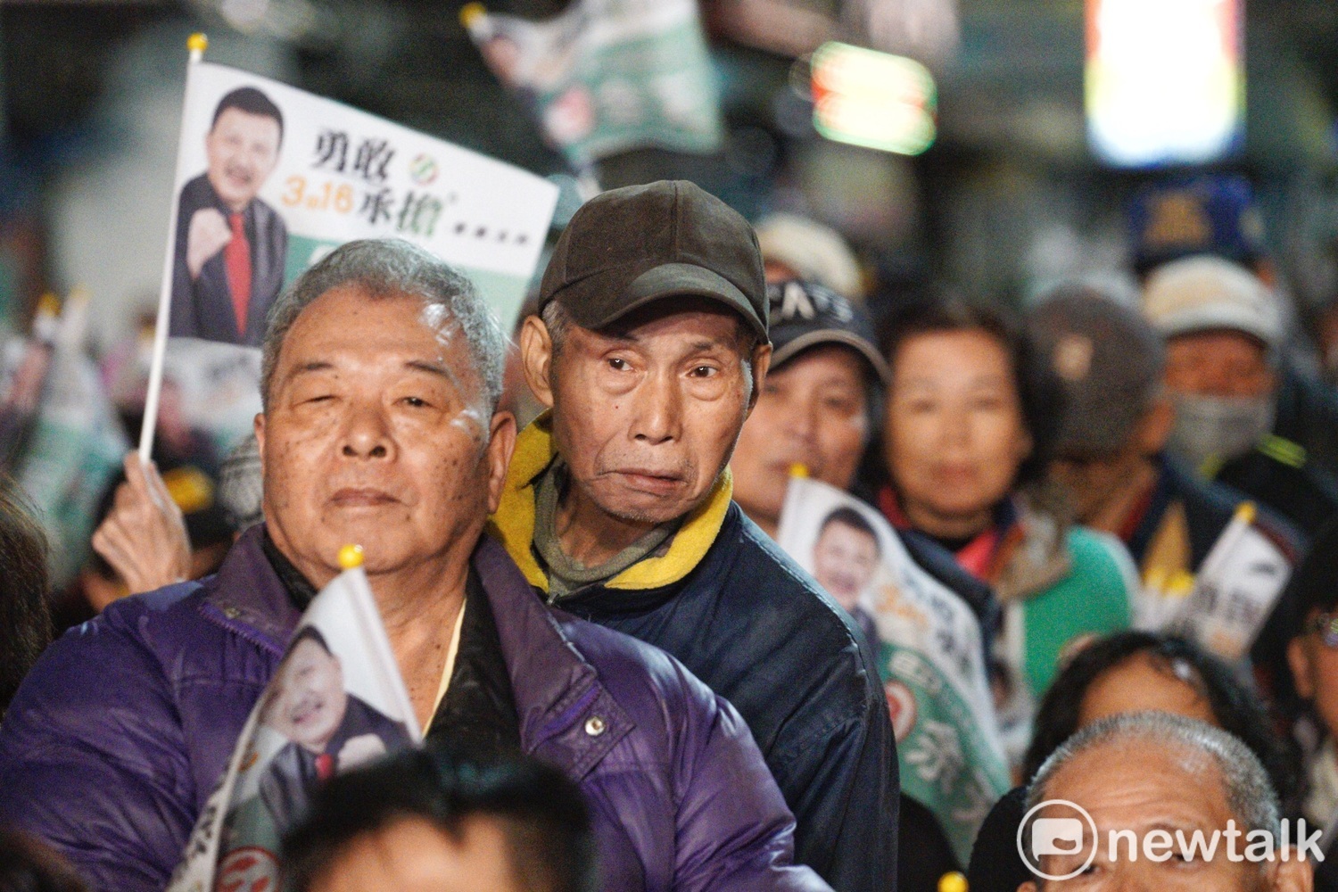 三重區立委補選,余天「選前之夜」現場,支持者注視台上的演講者。 圖:張良一/攝 三重區立委補選,余天「選前之夜」現場,支持者注視台上的演講者。 圖:張良一/攝