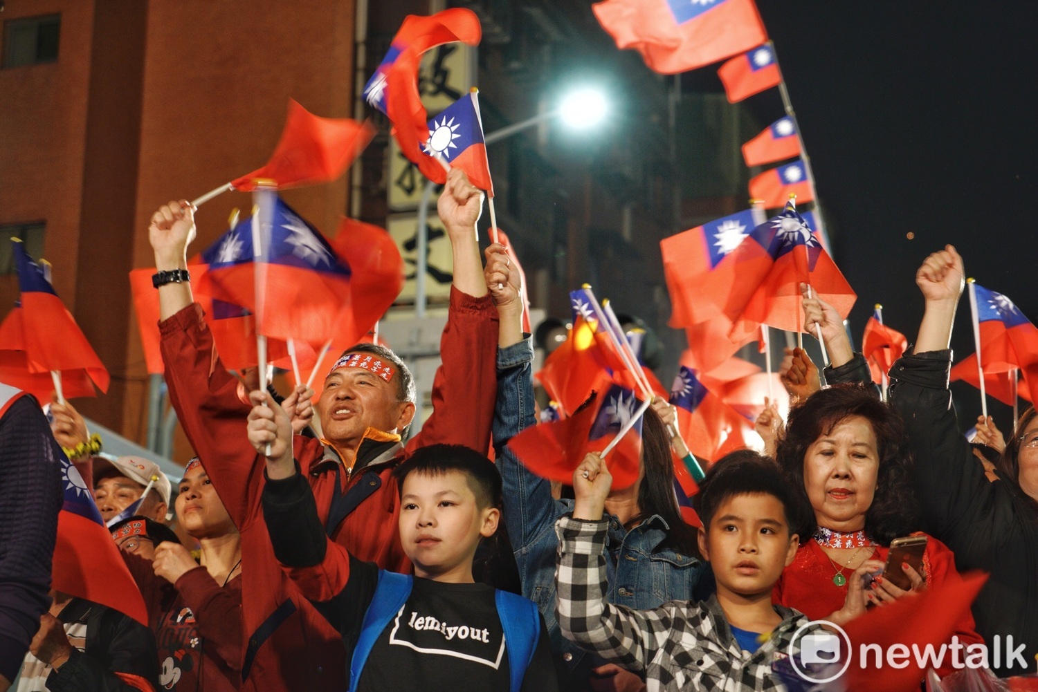 三重立委補選,鄭世維「選前之夜」現場,支持者高舉小國旗。 圖:張良一/攝 三重立委補選,鄭世維「選前之夜」現場,支持者高舉小國旗。 圖:張良一/攝