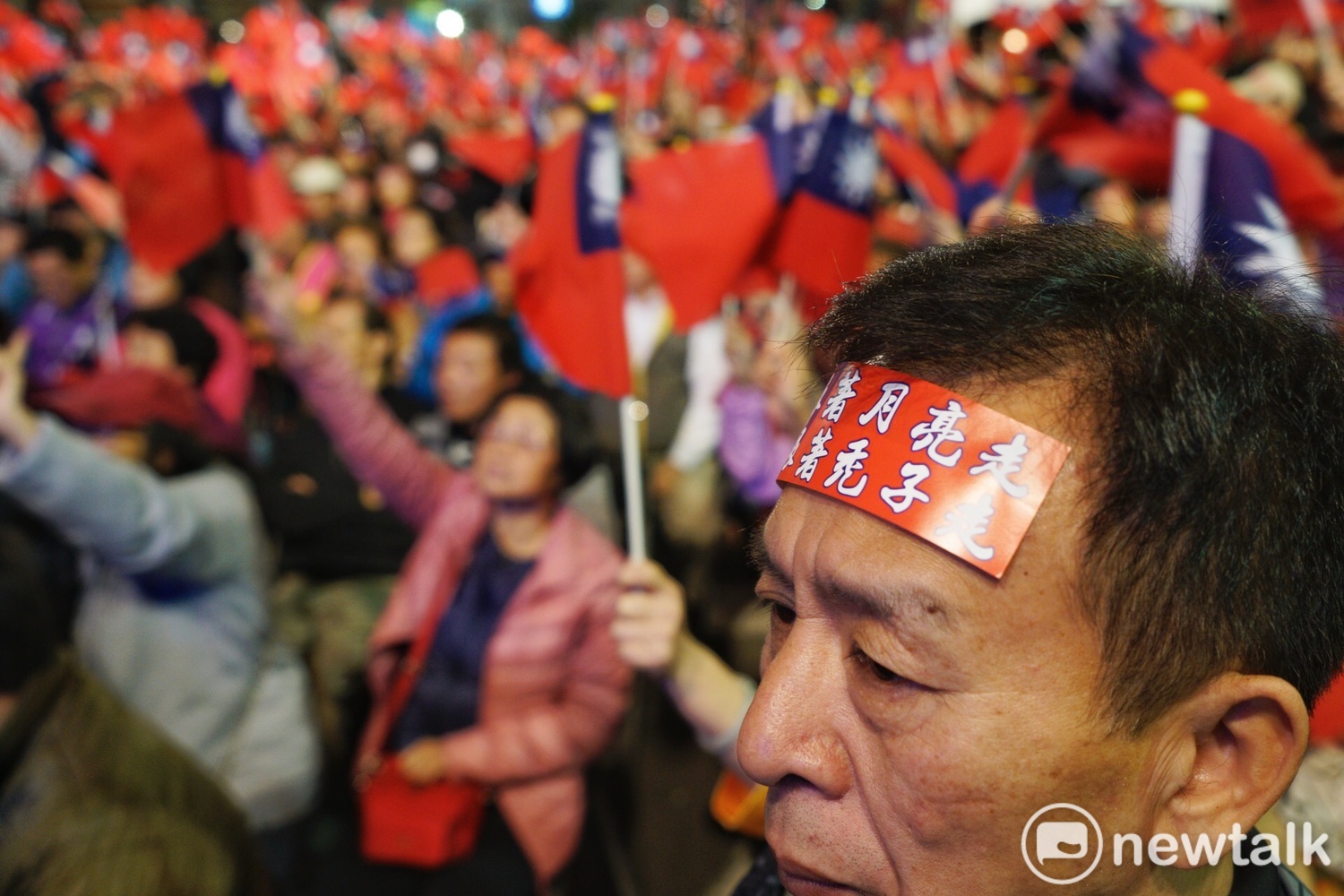 三重立委補選,鄭世維「選前之夜」現場,支持者額頭貼著韓國瑜競選的標語。 圖:張良一/攝 三重立委補選,鄭世維「選前之夜」現場,支持者額頭貼著韓國瑜競選的標語。 圖:張良一/攝