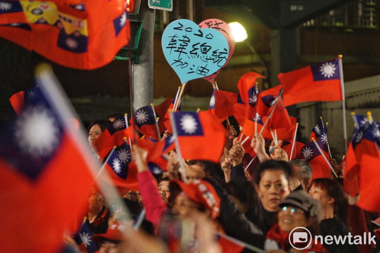 三重立委補選,鄭世維「選前之夜」現場,支持者高舉「韓總統加油」的標語。 圖:張良一/攝 三重立委補選,鄭世維「選前之夜」現場,支持者高舉「韓總統加油」的標語。 圖:張良一/攝
