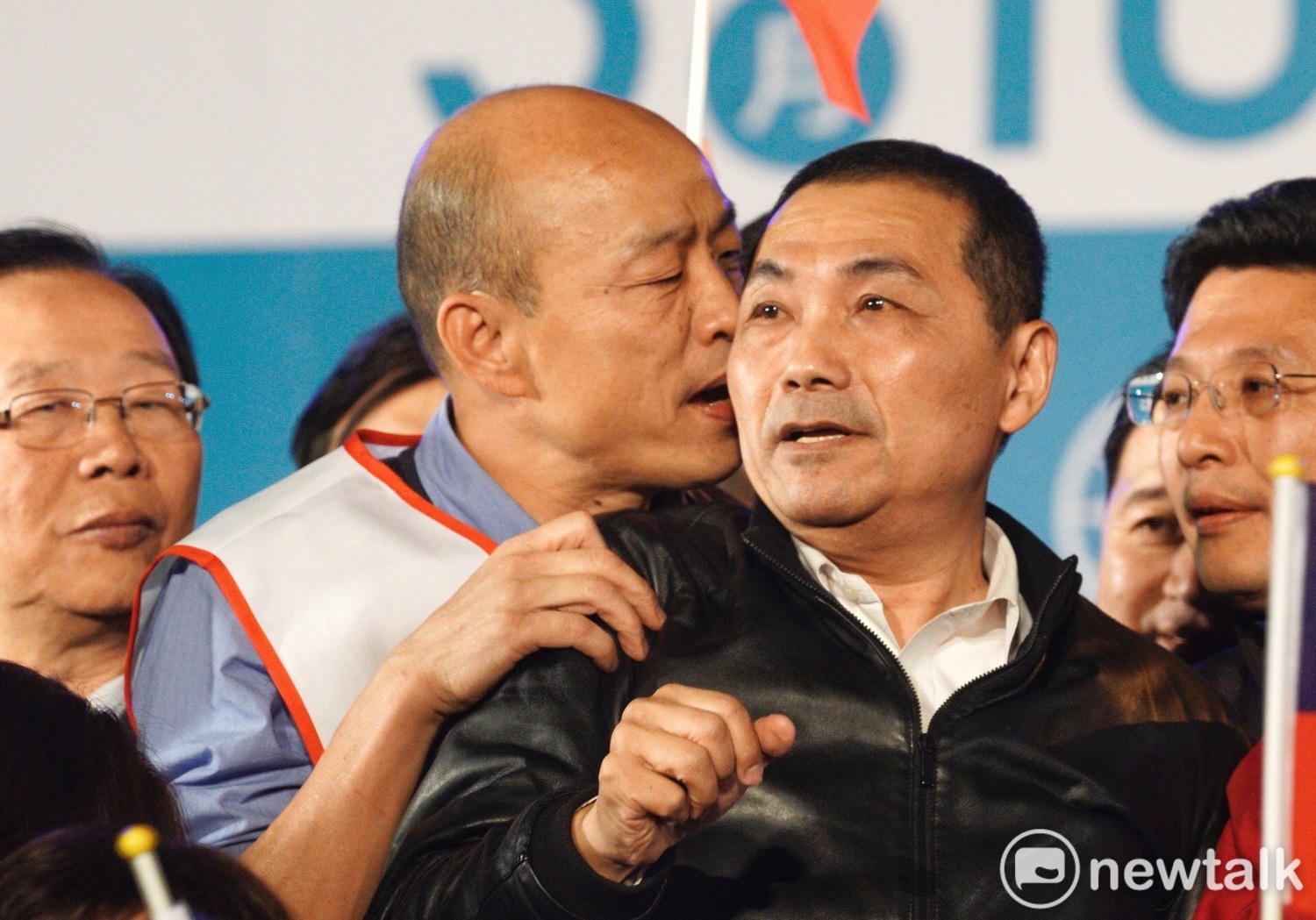 韓國瑜跟侯友宜咬耳朵,交換意見。 圖:張良一/攝 韓國瑜跟侯友宜咬耳朵,交換意見。 圖:張良一/攝