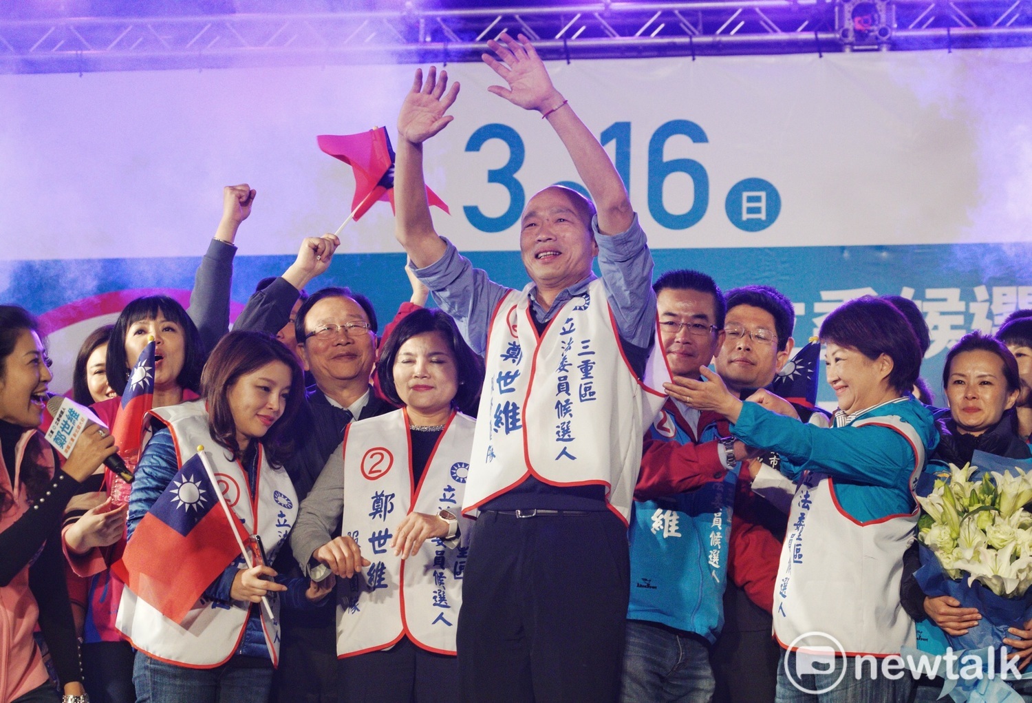韓國瑜接受現場民眾的熱烈歡迎。 圖:張良一/攝 韓國瑜接受現場民眾的熱烈歡迎。 圖:張良一/攝