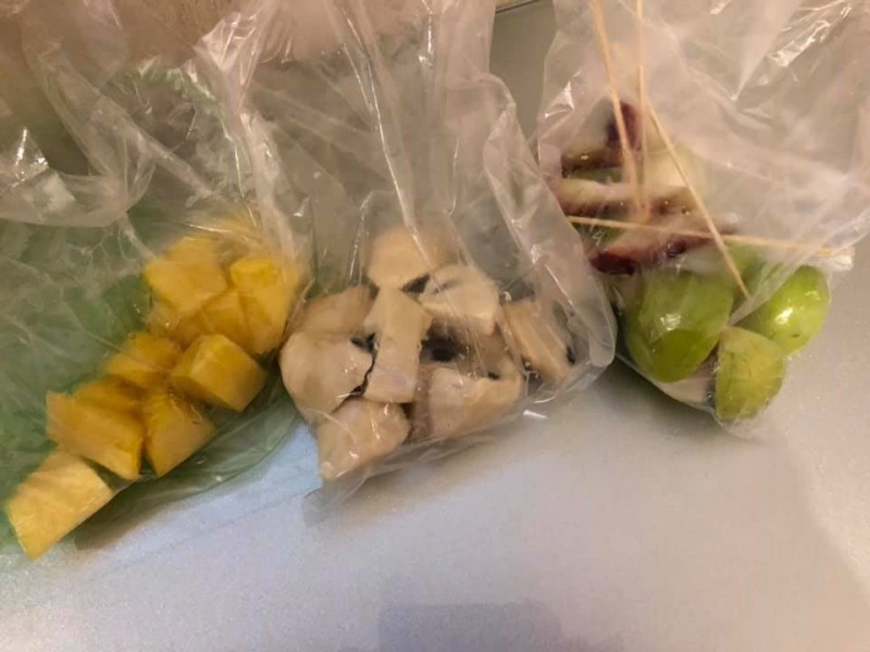 民眾在臉書爆料公社中PO文,購買現切水果售價3包居然要價500元。 圖:取自爆怨公社 民眾在臉書爆料公社中PO文,購買現切水果售價3包居然要價500元。 圖:取自爆怨公社