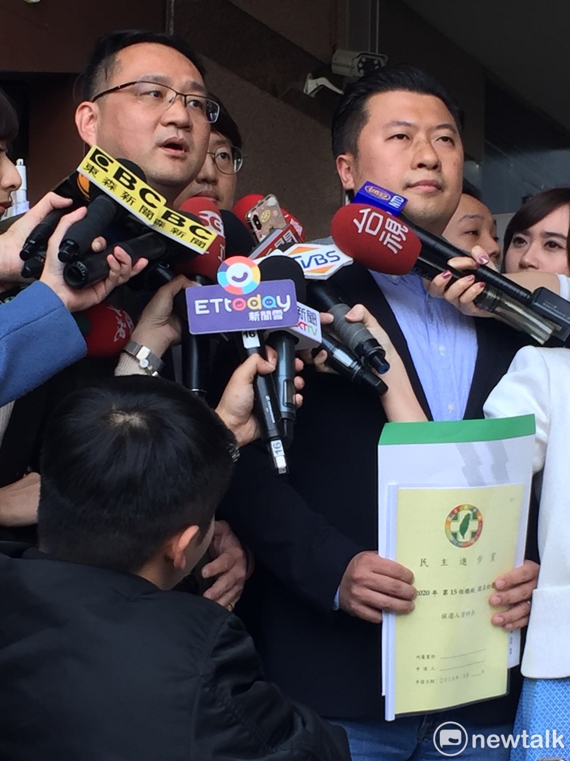 北市議員阮昭雄(左)、新北市議員張志豪(右)等年輕世代,代表蔡英文總統下午兩點半到黨中央領表。 圖:趙婉淳/攝 北市議員阮昭雄(左)、新北市議員張志豪(右)等年輕世代,代表蔡英文總統下午兩點半到黨中央領表。 圖:趙婉淳/攝