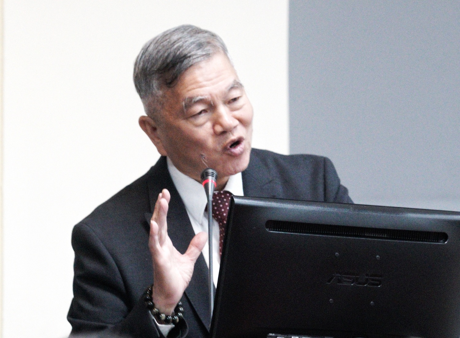 經濟部長沈榮津宣布,台商回台投資累計已逼近2800億,年度目標上修至5000億。 圖:張良一/攝(資料照片) 經濟部長沈榮津宣布,台商回台投資累計已逼近2800億,年度目標上修至5000億。 圖:張良一/攝(資料照片)