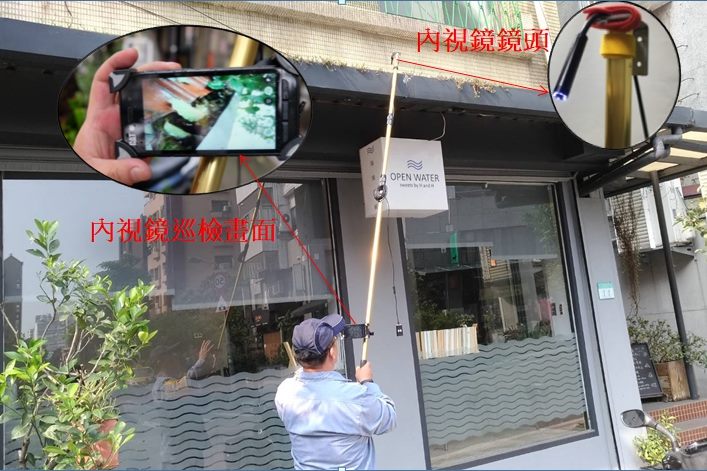 防疫人員使用3D巡查棒巡檢屋頂天溝 圖:台北市衛生局/提供 防疫人員使用3D巡查棒巡檢屋頂天溝 圖:台北市衛生局/提供