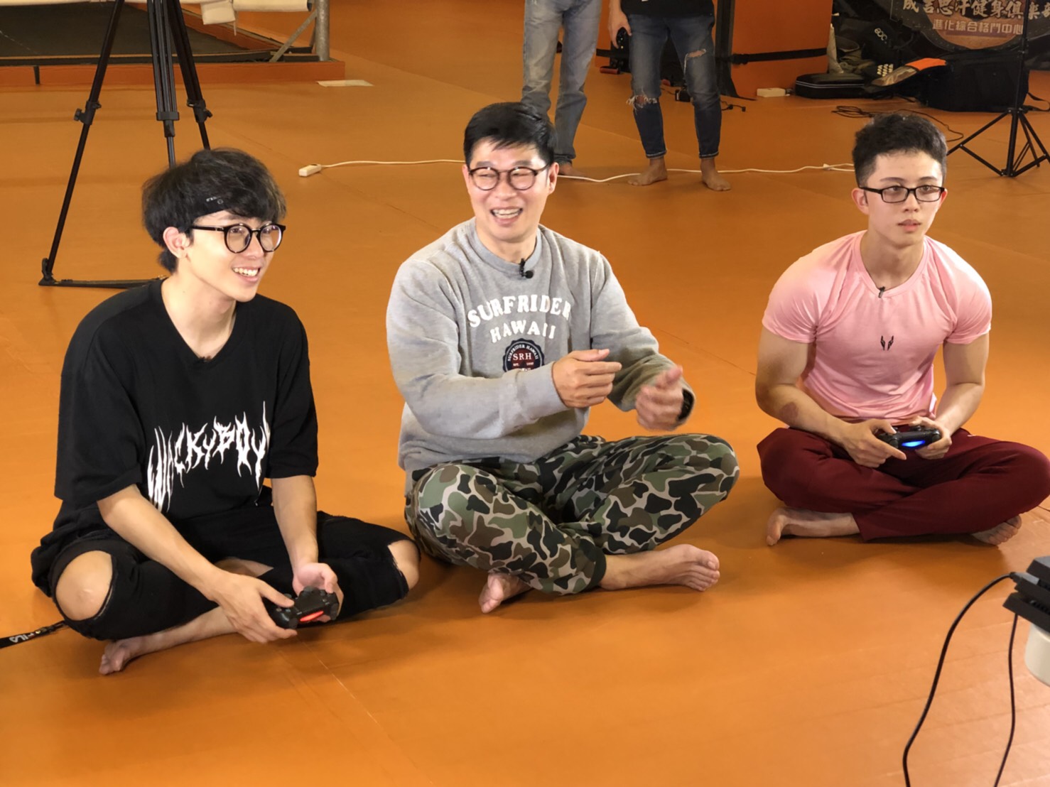 酷炫、孫安佐挑戰電玩「生死格鬥6」,主持人馬力歐妙語讓兩人笑場。 酷炫、孫安佐挑戰電玩「生死格鬥6」,主持人馬力歐妙語讓兩人笑場。