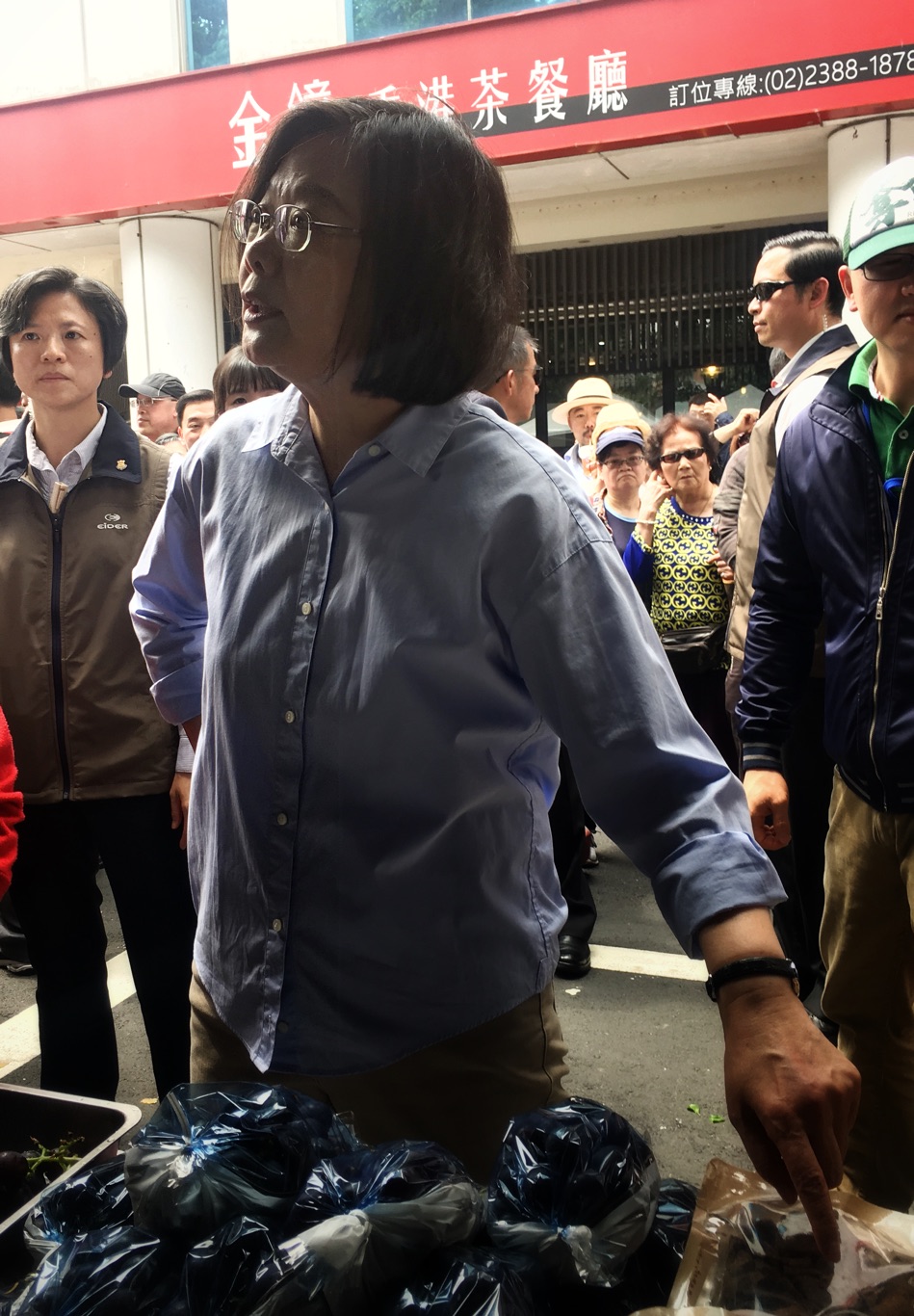 總統蔡英文參訪「一日臺灣:島嶼物產市集」。 圖:張良一/攝 總統蔡英文參訪「一日臺灣:島嶼物產市集」。 圖:張良一/攝