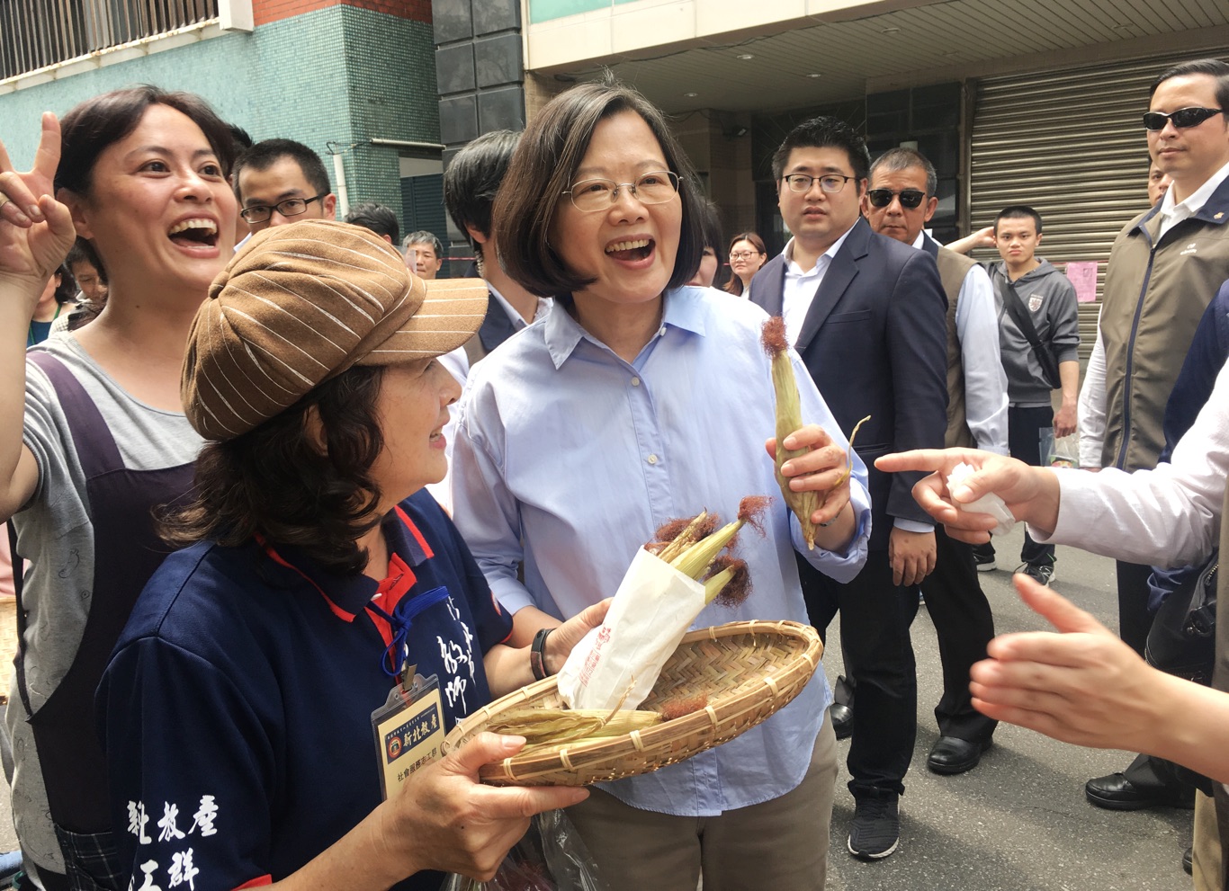 總統蔡英文參訪「一日臺灣:島嶼物產市集」。 圖:張良一/攝 總統蔡英文參訪「一日臺灣:島嶼物產市集」。 圖:張良一/攝