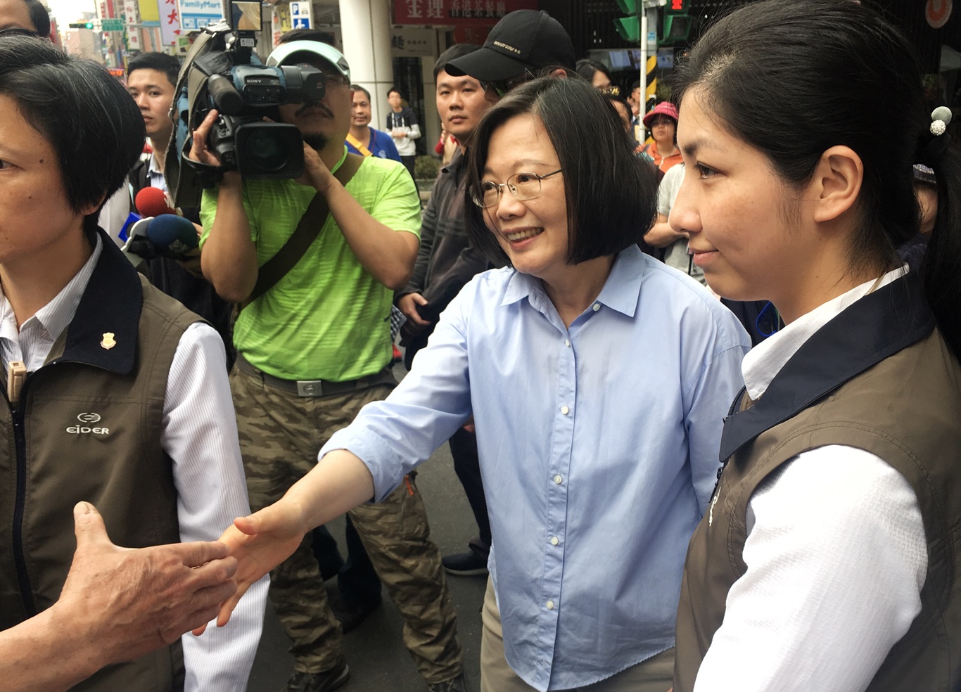 總統蔡英文參訪「一日臺灣:島嶼物產市集」。 圖:張良一/攝 總統蔡英文參訪「一日臺灣:島嶼物產市集」。 圖:張良一/攝