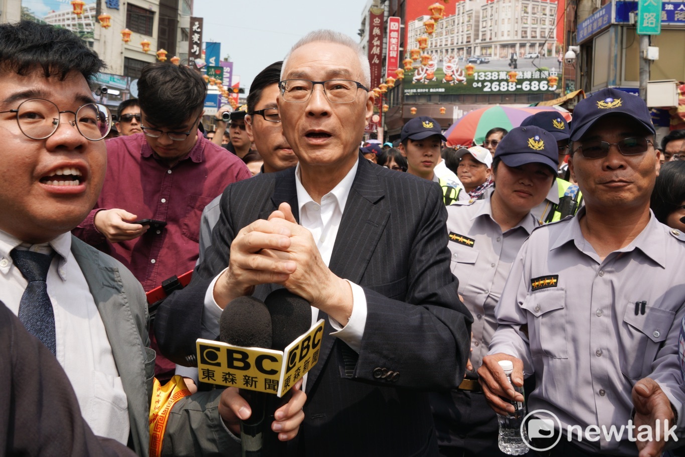國民黨主席吳敦義到大甲鎮瀾宮參香祈福。 圖:張良一/攝 國民黨主席吳敦義到大甲鎮瀾宮參香祈福。 圖:張良一/攝