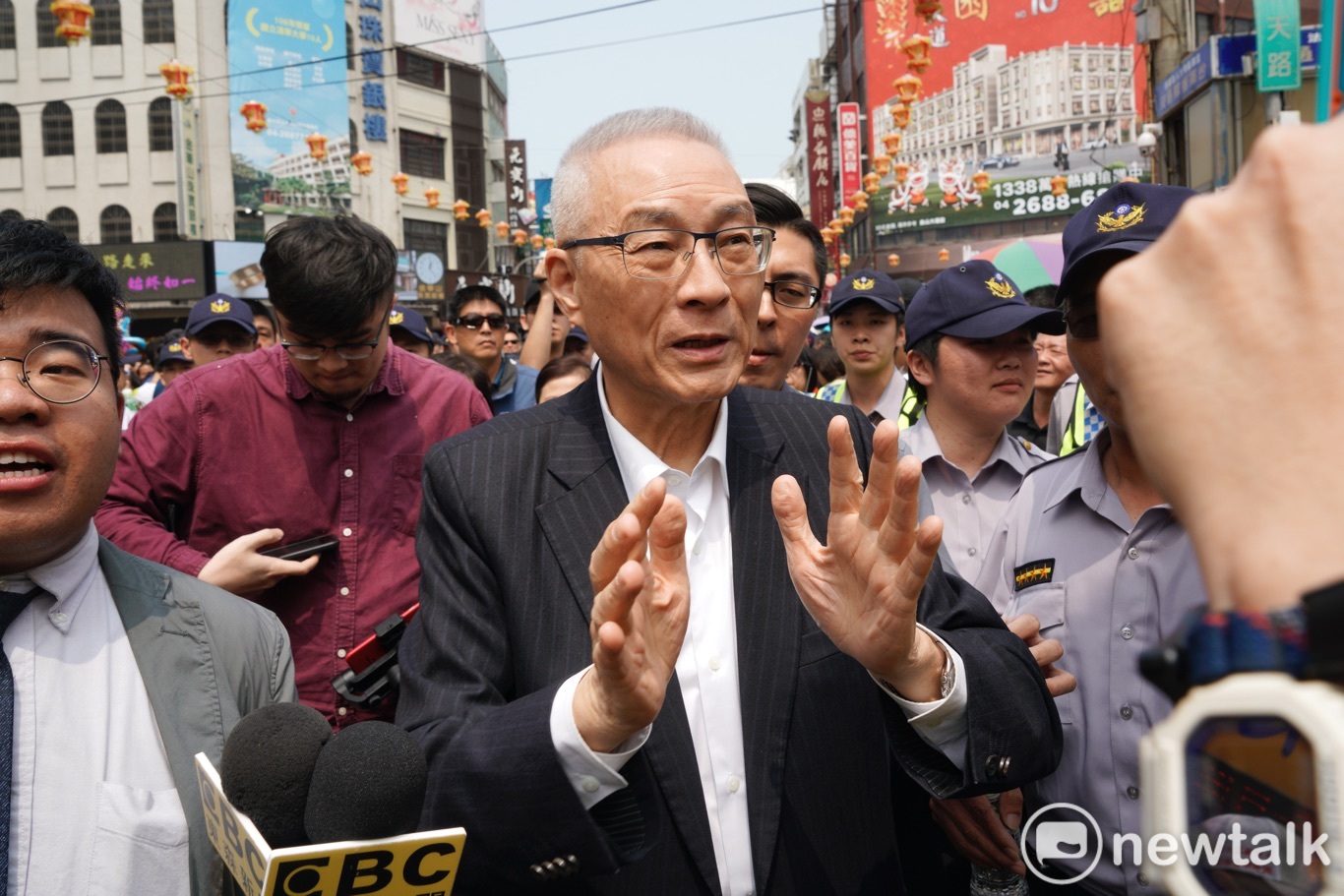 國民黨主席吳敦義到大甲鎮瀾宮參香祈福。 圖:張良一/攝 國民黨主席吳敦義到大甲鎮瀾宮參香祈福。 圖:張良一/攝