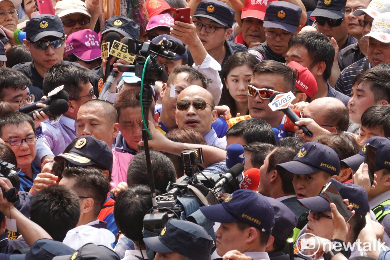 高雄市長韓國瑜在眾人簇擁下到大甲鎮瀾宮參香,現在民眾在廟庭擠得水洩不通,並高喊:「韓國瑜選總統!韓國瑜選總統!」。 圖:張良一/攝 高雄市長韓國瑜在眾人簇擁下到大甲鎮瀾宮參香,現在民眾在廟庭擠得水洩不通,並高喊:「韓國瑜選總統!韓國瑜選總統!」。 圖:張良一/攝