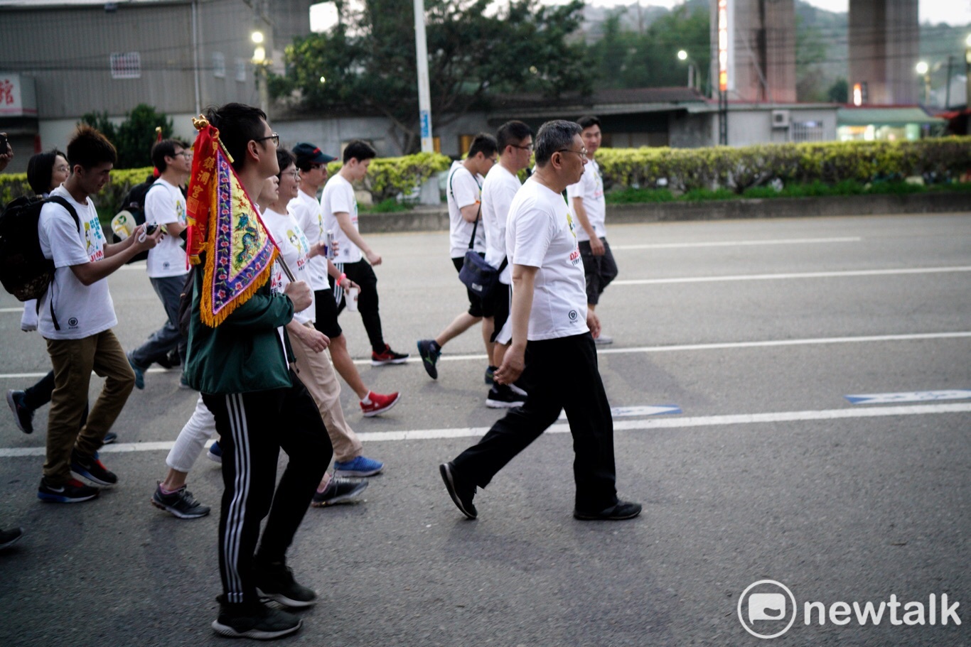 柯文哲參加大甲遶境活動,這一隊跟其他信徒不一樣。 圖:張良一/攝影 柯文哲參加大甲遶境活動,這一隊跟其他信徒不一樣。 圖:張良一/攝影