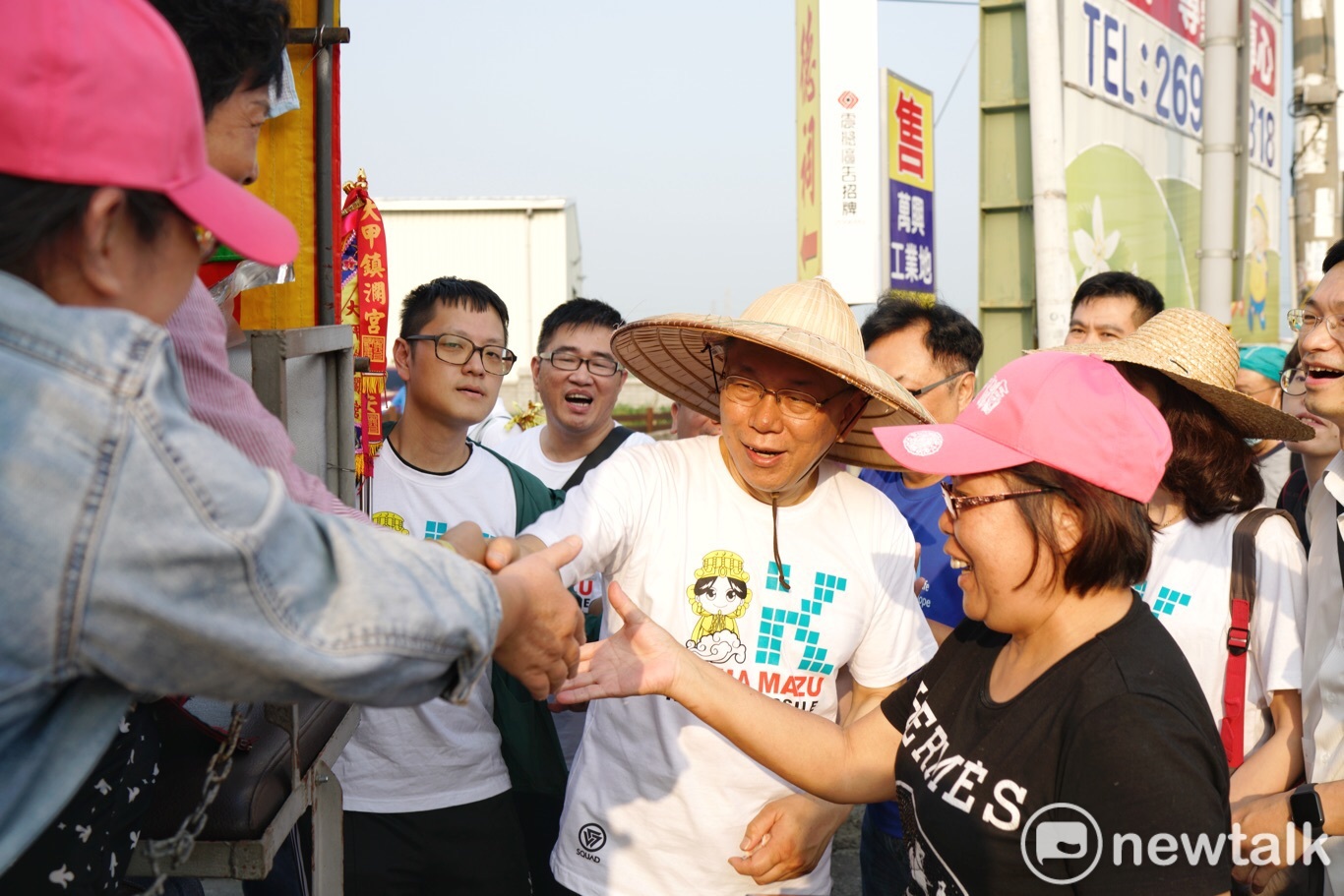 柯文哲參加大甲媽祖遶境活動,坐在貨車上民眾,再怎樣也要跟民眾握手。 圖:張良一/攝影 柯文哲參加大甲媽祖遶境活動,坐在貨車上民眾,再怎樣也要跟民眾握手。 圖:張良一/攝影