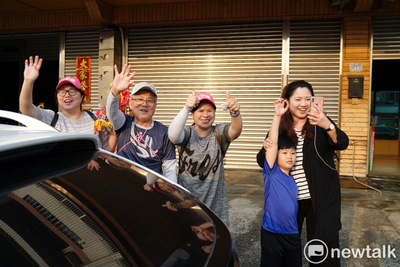 大甲媽祖遶境活動行進期間,民眾總是開心停下來祈求平安和開心拍照。 圖:張良一/攝影 大甲媽祖遶境活動行進期間,民眾總是開心停下來祈求平安和開心拍照。 圖:張良一/攝影