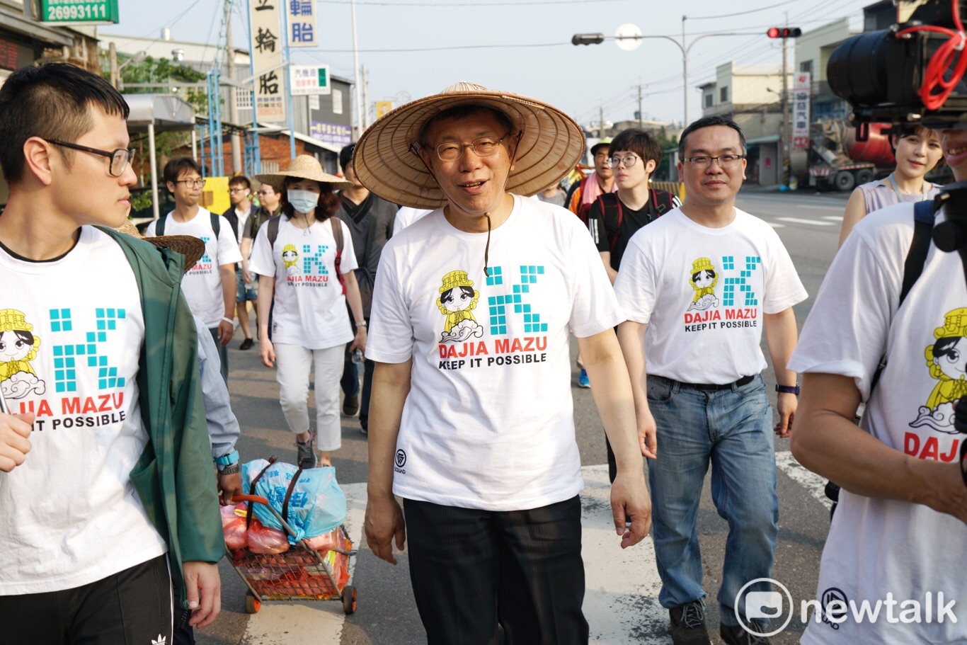 柯文哲參加大甲媽祖遶境活動,他這一團和別的香客團明顯不同,市府重要幕僚和文宣團、粉絲團通通都來了,你說他選不選2020總統呢? 圖:張良一/攝影 柯文哲參加大甲媽祖遶境活動,他這一團和別的香客團明顯不同,市府重要幕僚和文宣團、粉絲團通通都來了,你說他選不選2020總統呢? 圖:張良一/攝影