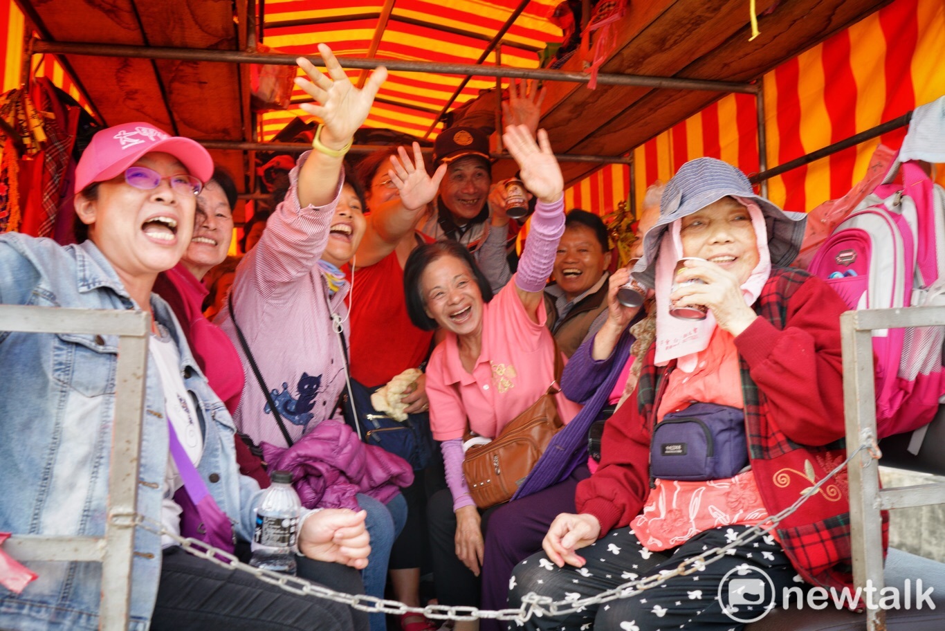 柯文哲參加大甲遶境活動,坐在車子裡的香客,熱情向柯文哲揮手致意。 圖:張良一/攝影 柯文哲參加大甲遶境活動,坐在車子裡的香客,熱情向柯文哲揮手致意。 圖:張良一/攝影