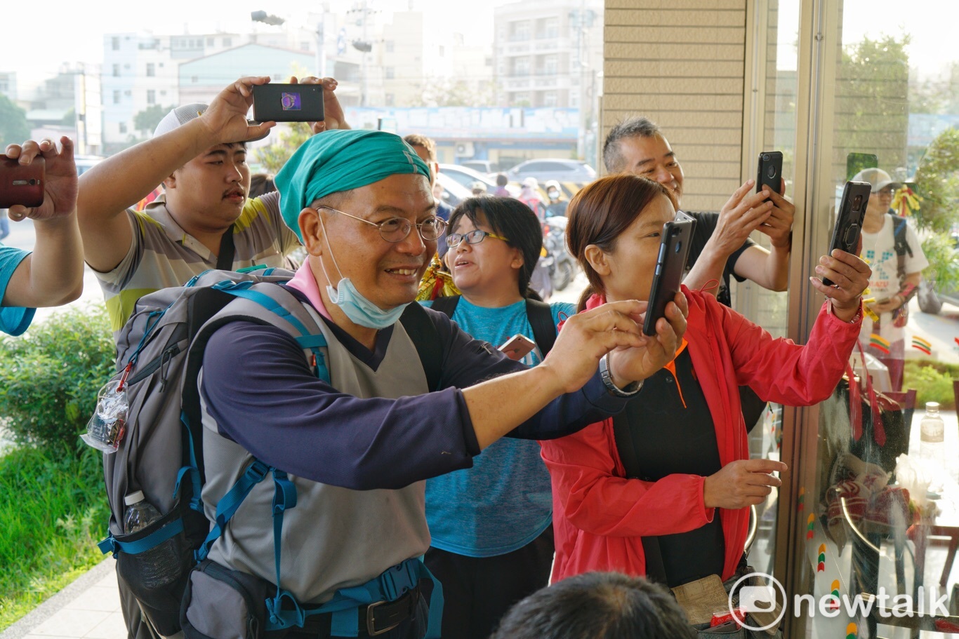 柯文哲參加大甲媽祖遶境活動,民眾拿起手機拍拍難得親眼目睹的台北市長。 圖:張良一/攝影 柯文哲參加大甲媽祖遶境活動,民眾拿起手機拍拍難得親眼目睹的台北市長。 圖:張良一/攝影