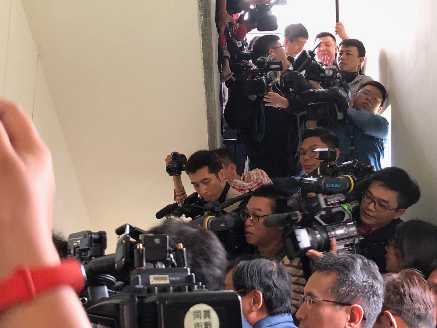 李進勇被媒體團團包圍。 圖:趙婉淳/攝 李進勇被媒體團團包圍。 圖:趙婉淳/攝