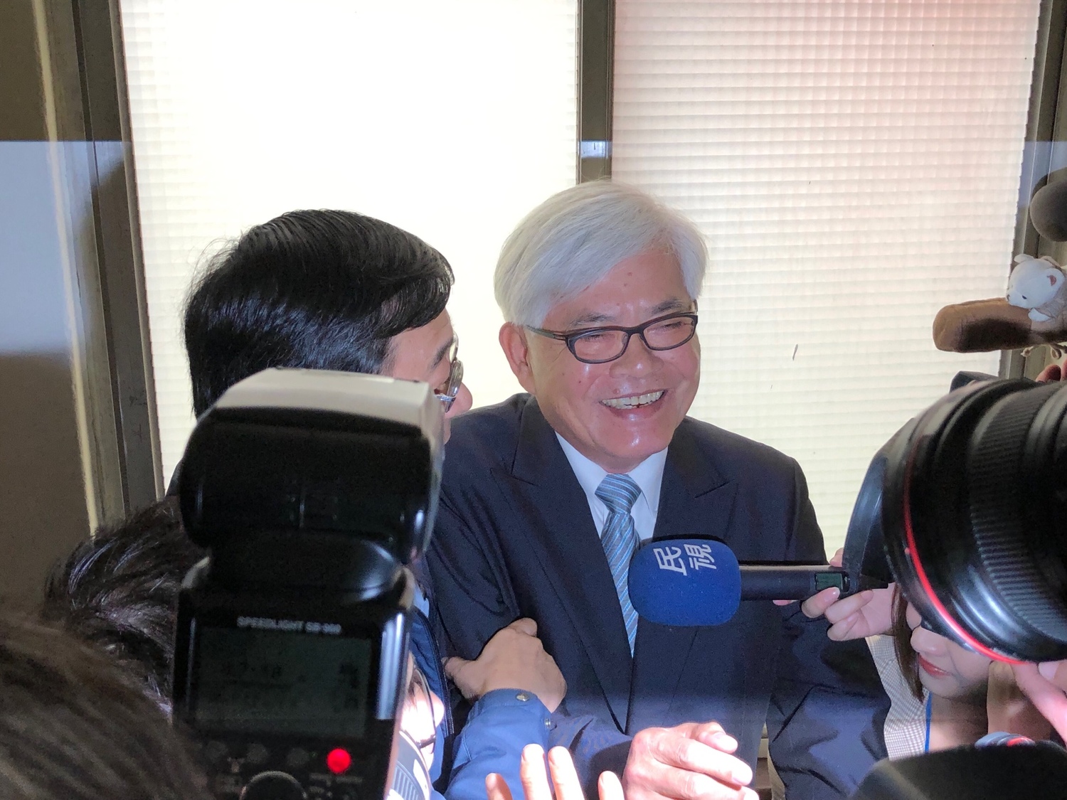 藍委強力杯葛李進勇進入立法院內政委員會會議室。 圖:趙婉淳/攝 藍委強力杯葛李進勇進入立法院內政委員會會議室。 圖:趙婉淳/攝