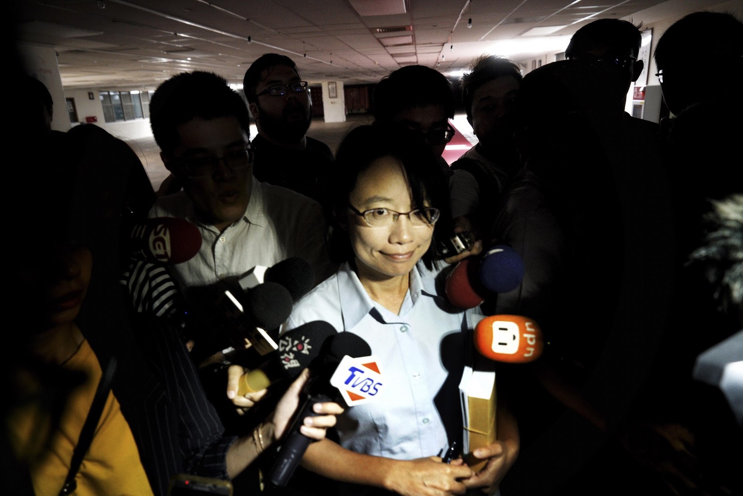 本報特約攝影記者張良一獲2019台灣新聞攝影大賽「年度最佳新聞攝影作品集」等四個獎項,圖為年度最佳新聞攝影作品集作品之一的北農總經理在媒體的堵訪中前往北農董事會會場。 圖:張良一/攝 本報特約攝影記者張良一獲2019台灣新聞攝影大賽「年度最佳新聞攝影作品集」等四個獎項,圖為年度最佳新聞攝影作品集作品之一的北農總經理在媒體的堵訪中前往北農董事會會場。 圖:張良一/攝