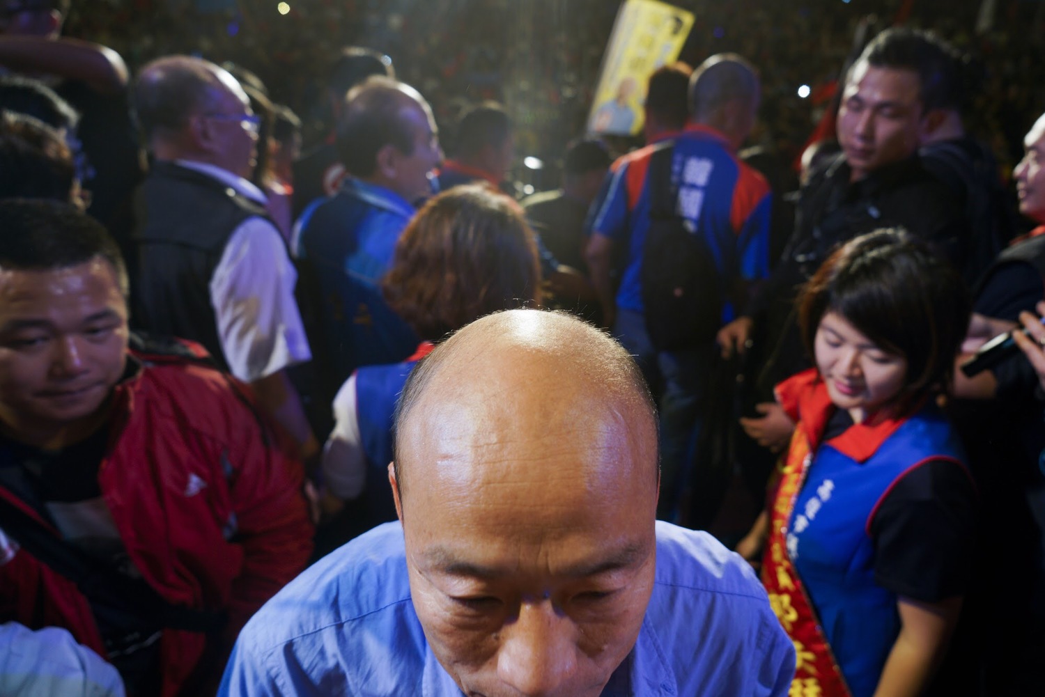 本報特約攝影記者張良一獲2019台灣新聞攝影大賽「年度最佳新聞攝影作品集」等四個獎項,圖為年度最佳新聞攝影作品集作品之一的高雄市長候選人韓國瑜在眾人的簇擁下登上舞台。 圖:張良一/攝 本報特約攝影記者張良一獲2019台灣新聞攝影大賽「年度最佳新聞攝影作品集」等四個獎項,圖為年度最佳新聞攝影作品集作品之一的高雄市長候選人韓國瑜在眾人的簇擁下登上舞台。 圖:張良一/攝