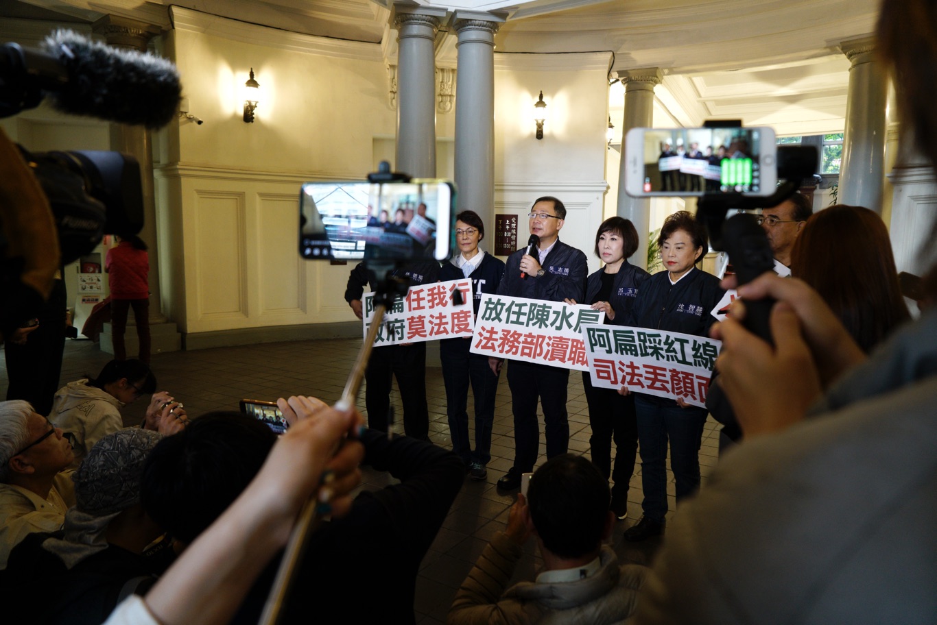 國民黨團赴監察院舉發矯正署署長黃俊棠、台中監獄典獄長邱鴻基「縱容阿扁違反保外就醫規定」違法瀆職。 圖:張良一/攝 國民黨團赴監察院舉發矯正署署長黃俊棠、台中監獄典獄長邱鴻基「縱容阿扁違反保外就醫規定」違法瀆職。 圖:張良一/攝