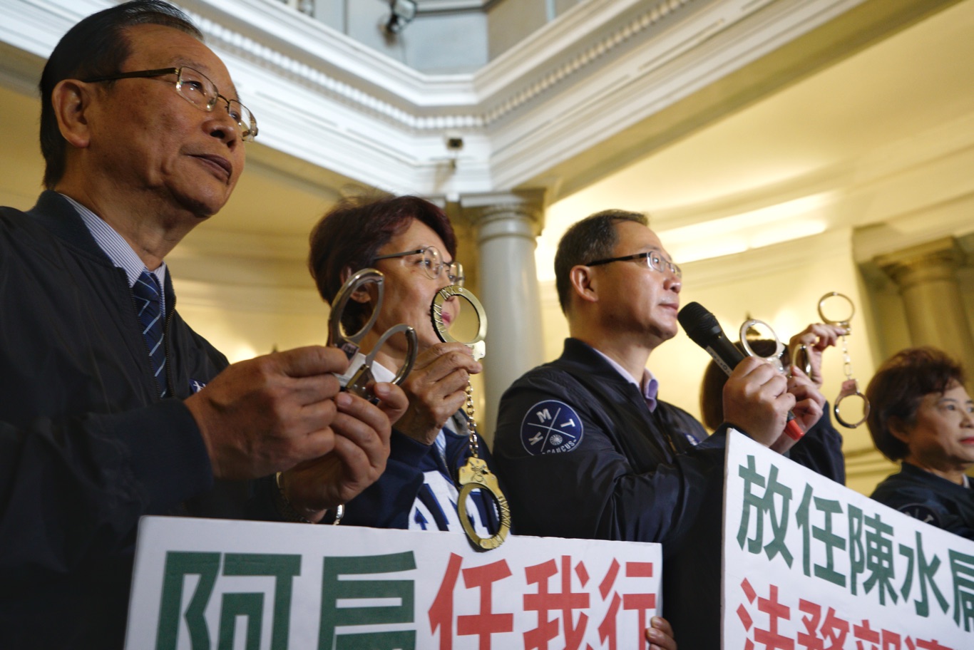 國民黨團赴監察院舉發矯正署署長黃俊棠、台中監獄典獄長邱鴻基「縱容阿扁違反保外就醫規定」違法瀆職。 圖:張良一/攝 國民黨團赴監察院舉發矯正署署長黃俊棠、台中監獄典獄長邱鴻基「縱容阿扁違反保外就醫規定」違法瀆職。 圖:張良一/攝