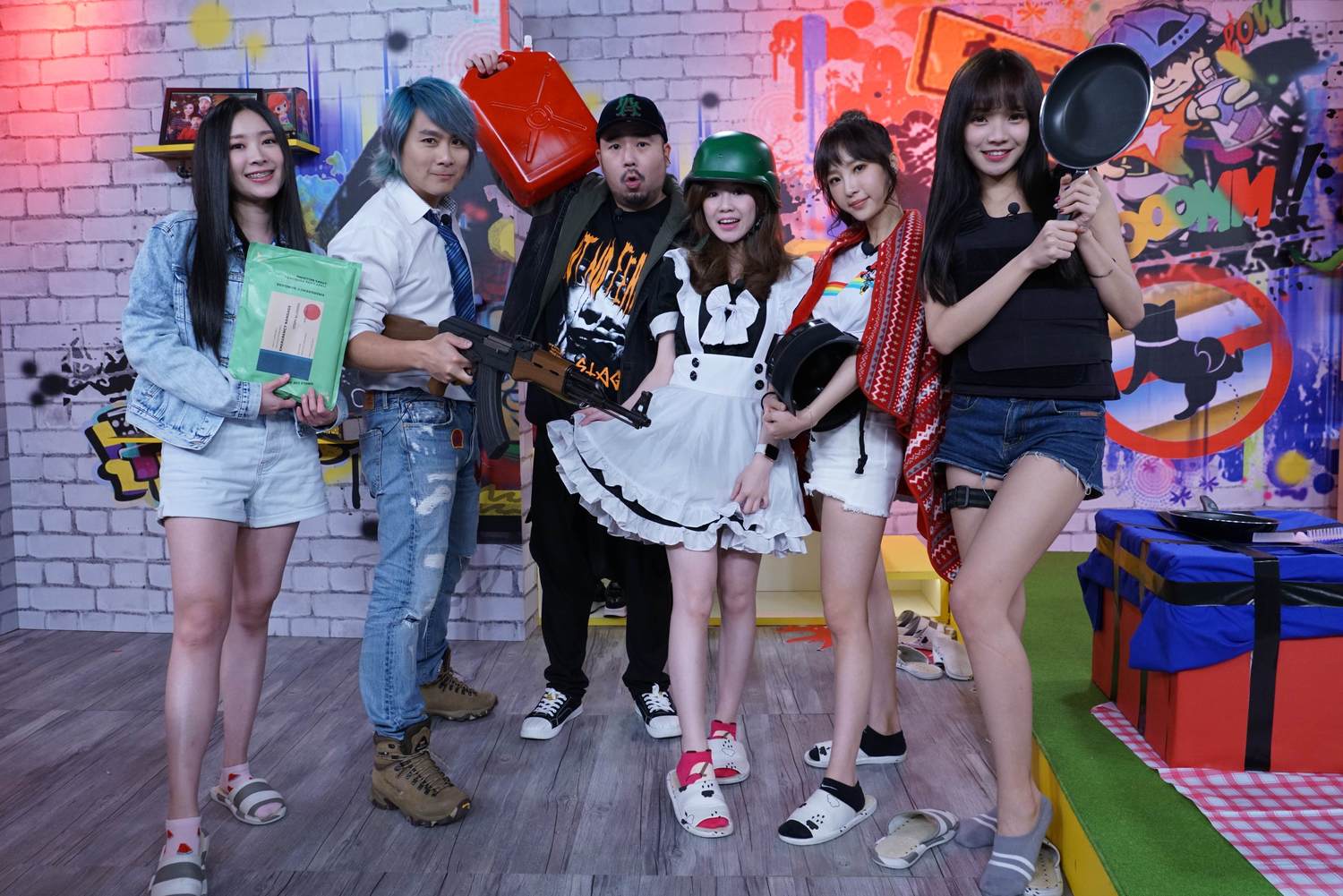 本集大合照:大魚(左起)、王仁甫、阿達、MOMO、瑀希、Kittie。 本集大合照:大魚(左起)、王仁甫、阿達、MOMO、瑀希、Kittie。