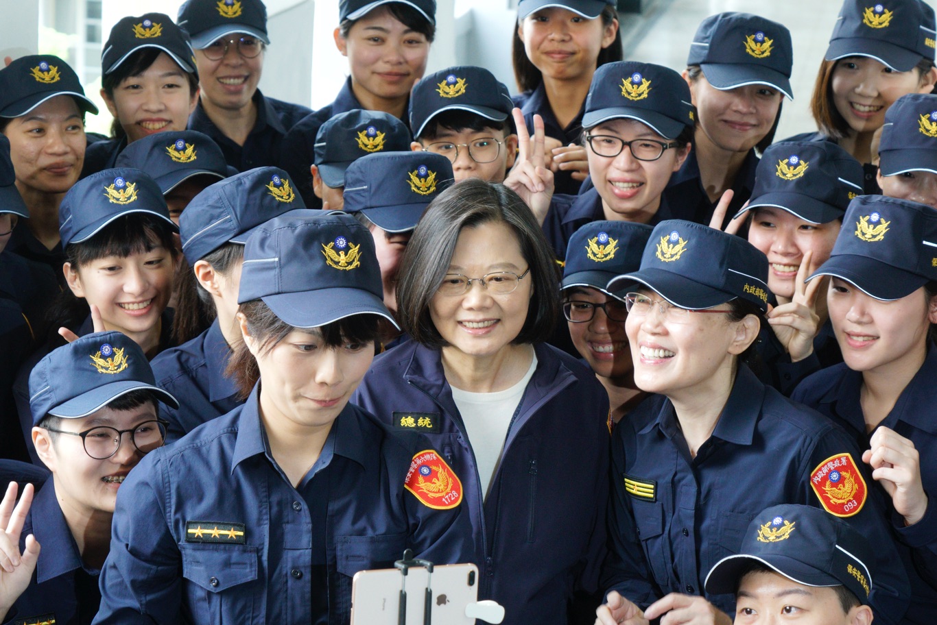 總統蔡英文今日特地穿上新式警便服,見證警政署全國新式警便服換裝。 圖:張良一/攝 總統蔡英文今日特地穿上新式警便服,見證警政署全國新式警便服換裝。 圖:張良一/攝