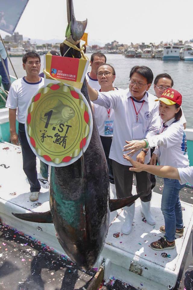 今(20)日上午於東港魚市場熱鬧拍賣,屏東縣縣長潘孟安擔任拍賣官 圖:取自潘孟安粉絲專頁 今(20)日上午於東港魚市場熱鬧拍賣,屏東縣縣長潘孟安擔任拍賣官 圖:取自潘孟安粉絲專頁