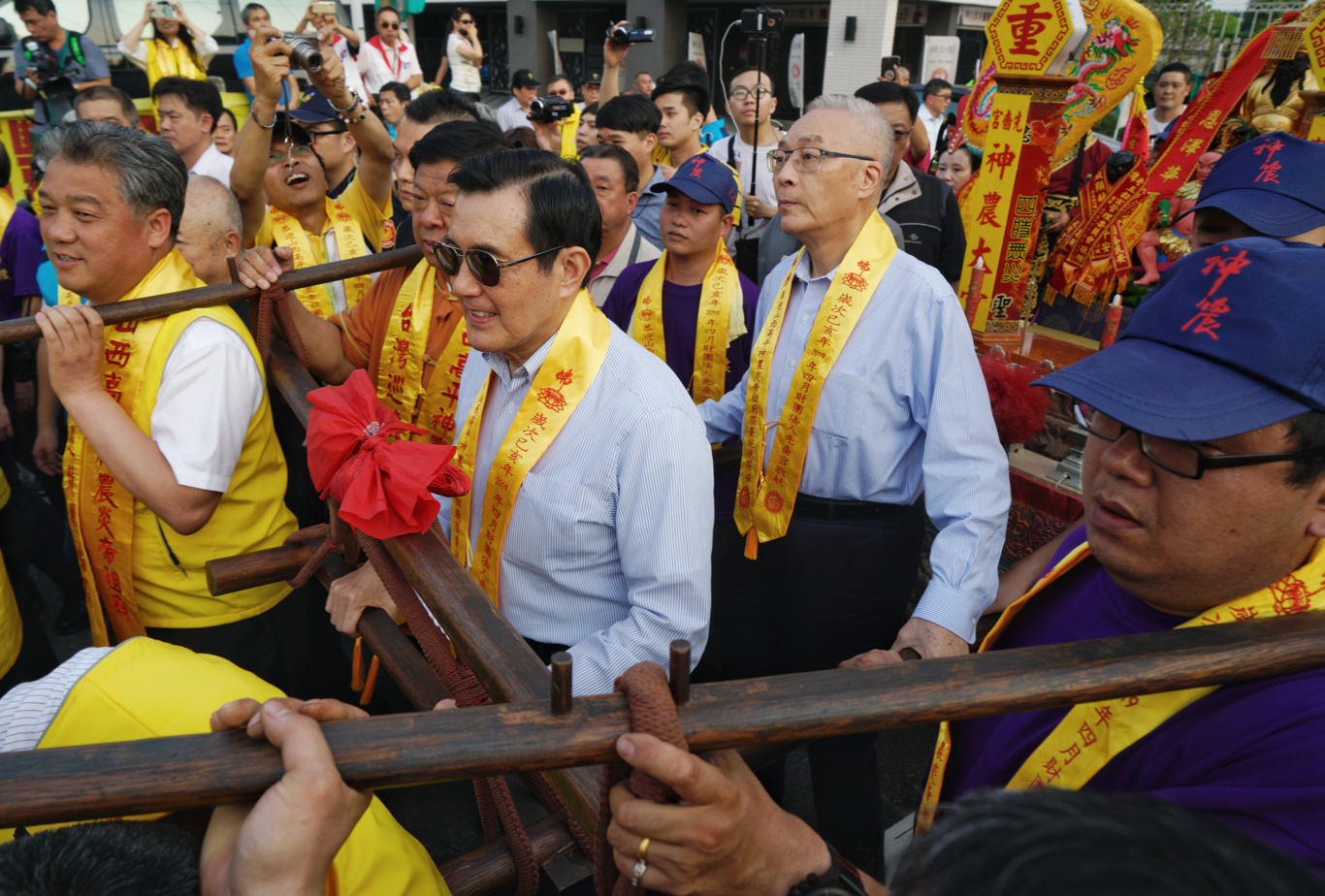國民黨主席吳敦義、前總統馬英九出席三重先嗇宮「山西高平祖廟神農炎帝蒞台巡境」活動。 圖:張良一/攝 國民黨主席吳敦義、前總統馬英九出席三重先嗇宮「山西高平祖廟神農炎帝蒞台巡境」活動。 圖:張良一/攝