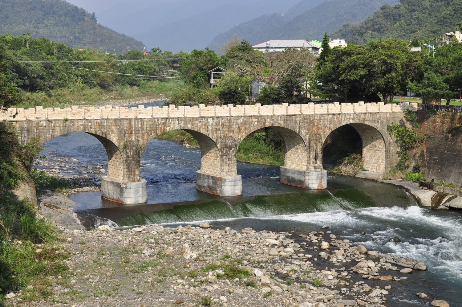 糯米橋為當地打石歷史之原鄉，使用糯米、紅糖、石灰的混和物固定石材後建造而成，至今仍相當穩固。　圖：蕭沛涵／攝