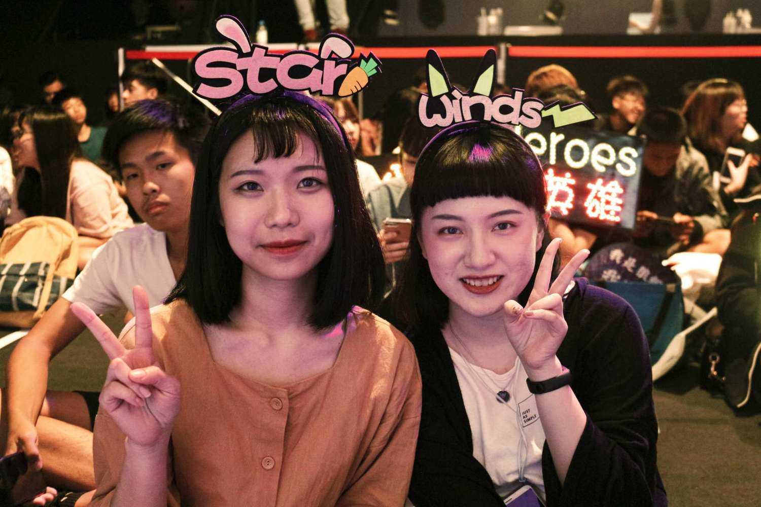 頭戴MAD選手名字髮箍的兩位粉絲。 頭戴MAD選手名字髮箍的兩位粉絲。